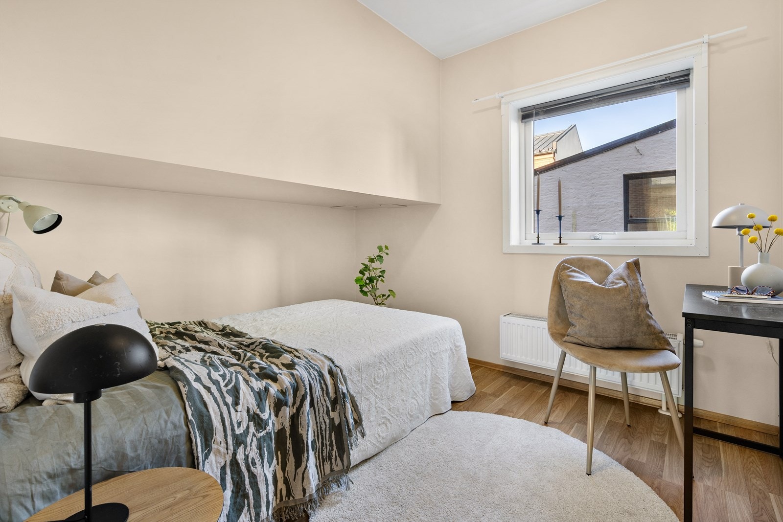 Leiligheten har 3 soverom. Soverom nr. 2 er et koselig soverom i lyse toner og soverommet vender mot rolig bakgård Galleribilde