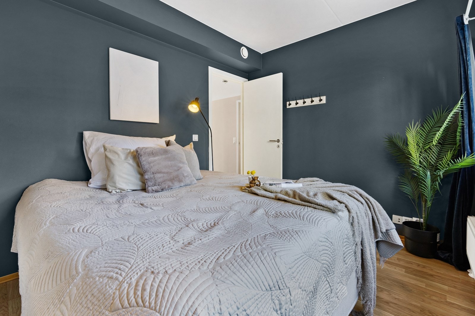 Soverommet er malt i en beroligende mørkeblå og også dette vender mot rolig bakgård Galleribilde