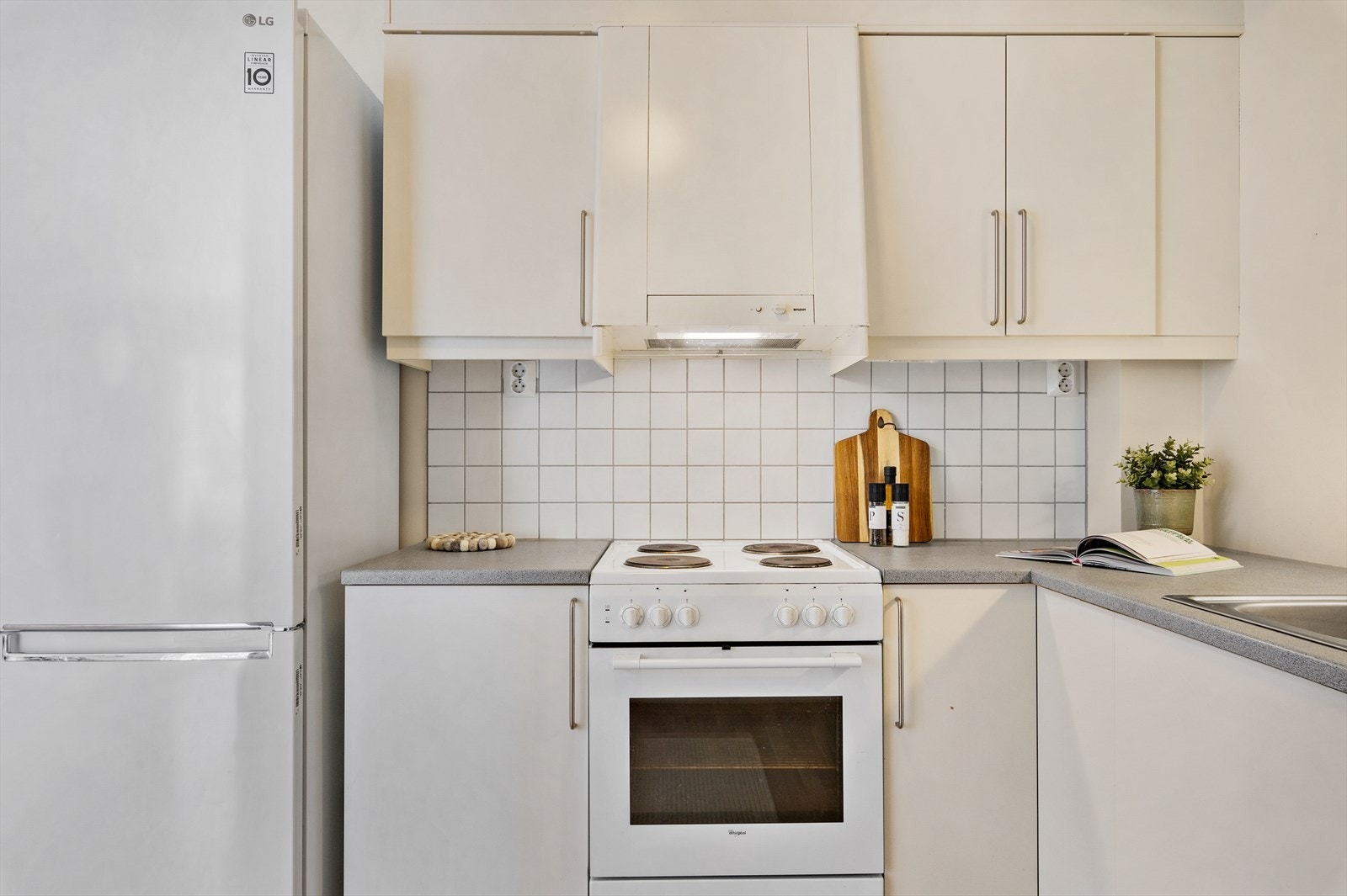 Vinkelkjøkken med god skap- og benkeplass, frittstående hvitevarer medfølger om ønskelig Galleribilde