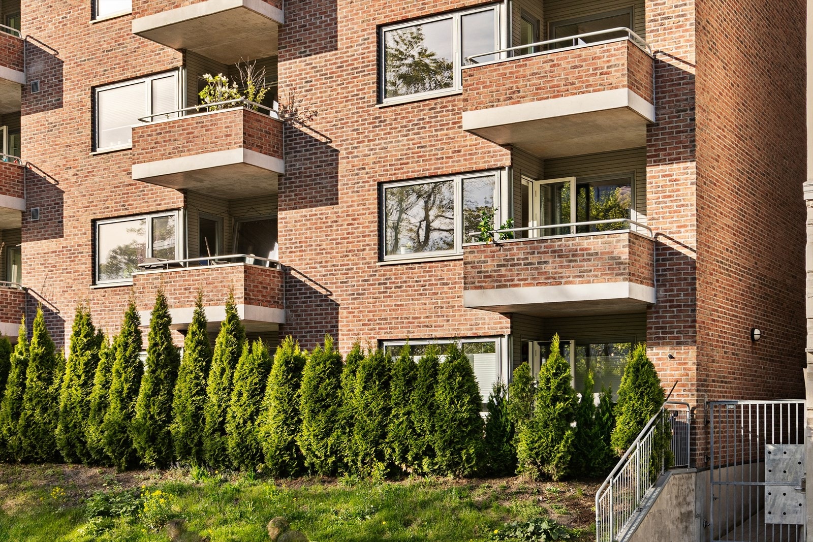 Hva var avgjørende for at dere kjøpte? -Vi var nye i Oslo, og ønsket å bo et sted med sentral beliggenhet. Det som skilte denne boligen fra andre, var at den er relativt ny og fresh og med lave felleskostnader. Balkonogen var også et stort pluss! Galleribilde