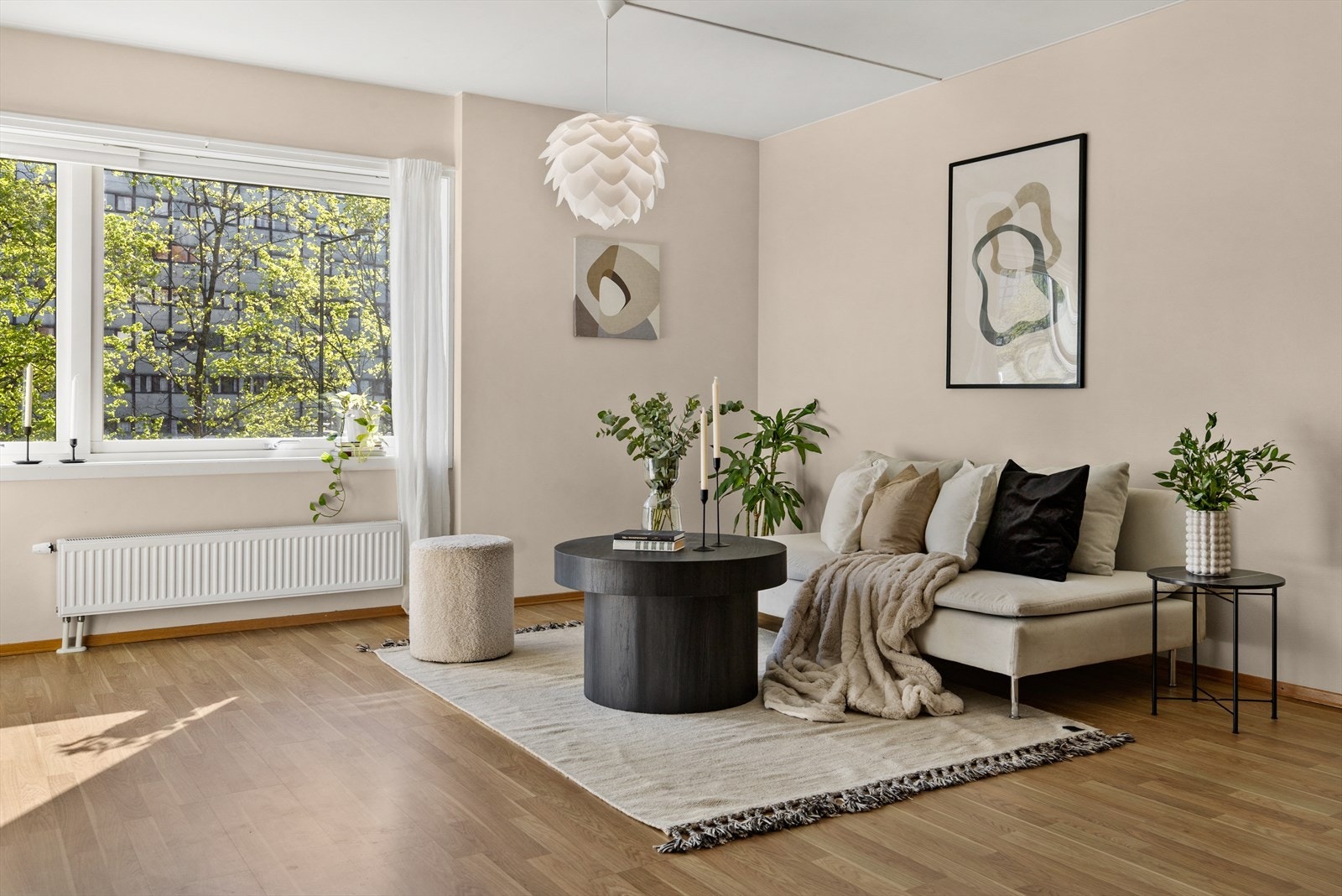 Rommets planløsning har en naturlig inndeling for en stuedel med god plass til sofaløsning med tilhørende møblement Galleribilde