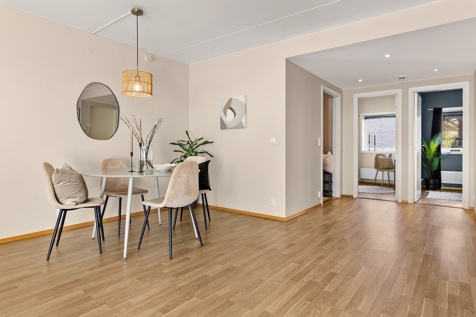 Entréen fungerer som et praktisk avlastningspunkt før man kommer til boligens hovedrom Galleribilde