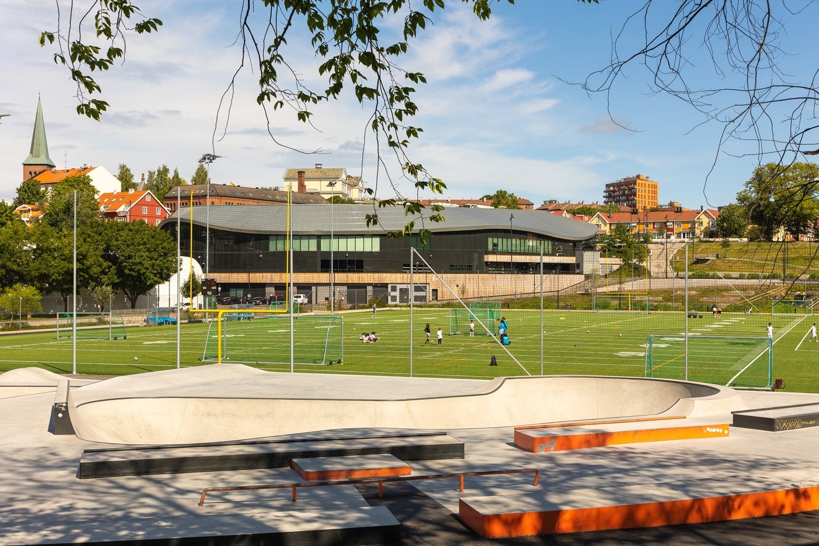 Nye Jordal Amfi og idrettspark byr på flotte tur- og rekreasjonsområder, skatepark, utendørs treningsapparater, ishall og aktiviteter for alle aldere Galleribilde