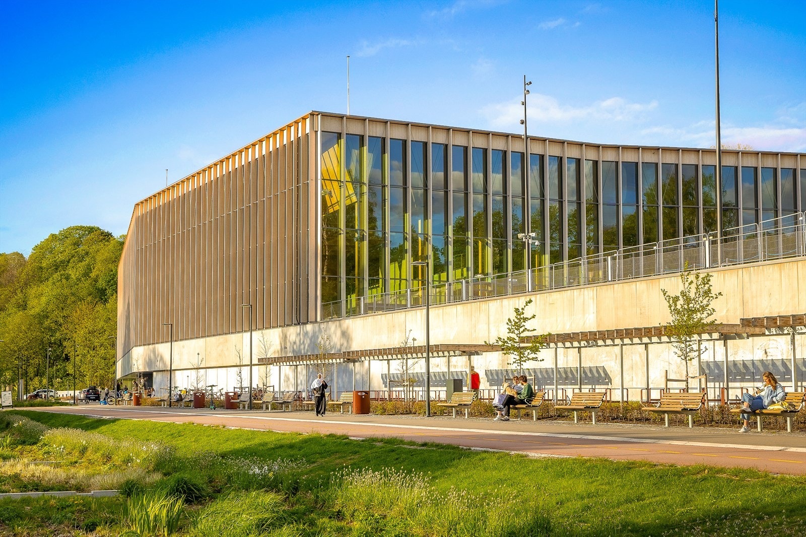 Ikke langt unna ligger Tøyenbadet med 25 m basseng, stupe tårn, vannsklier, barnebasseng og en egen spa-avdeling - perfekt for både trening og familiekos Galleribilde