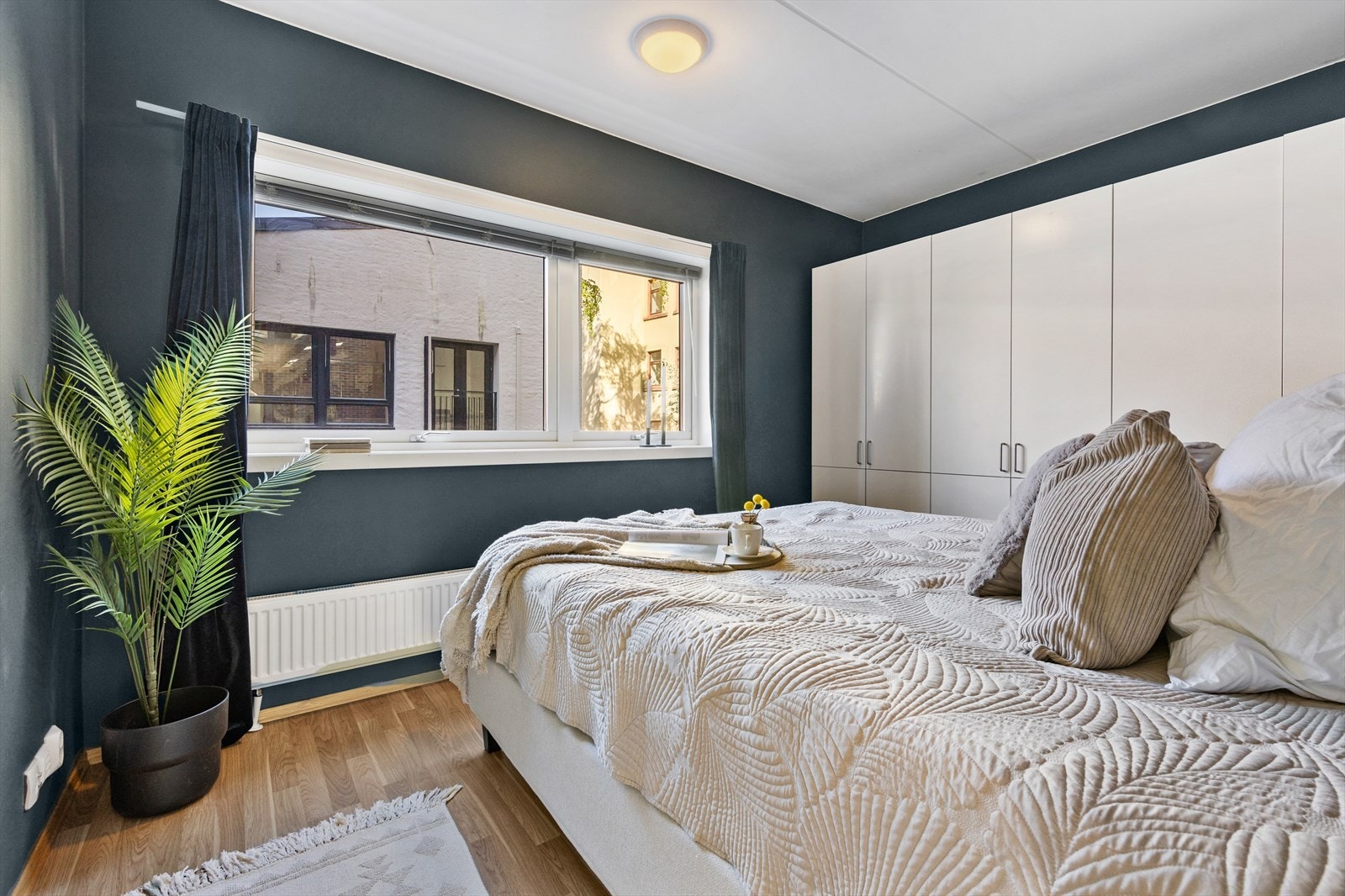 Hovedsoverommet er lyst og romslig med plass til dobbeltseng, nattbord og garderobeløsning Galleribilde