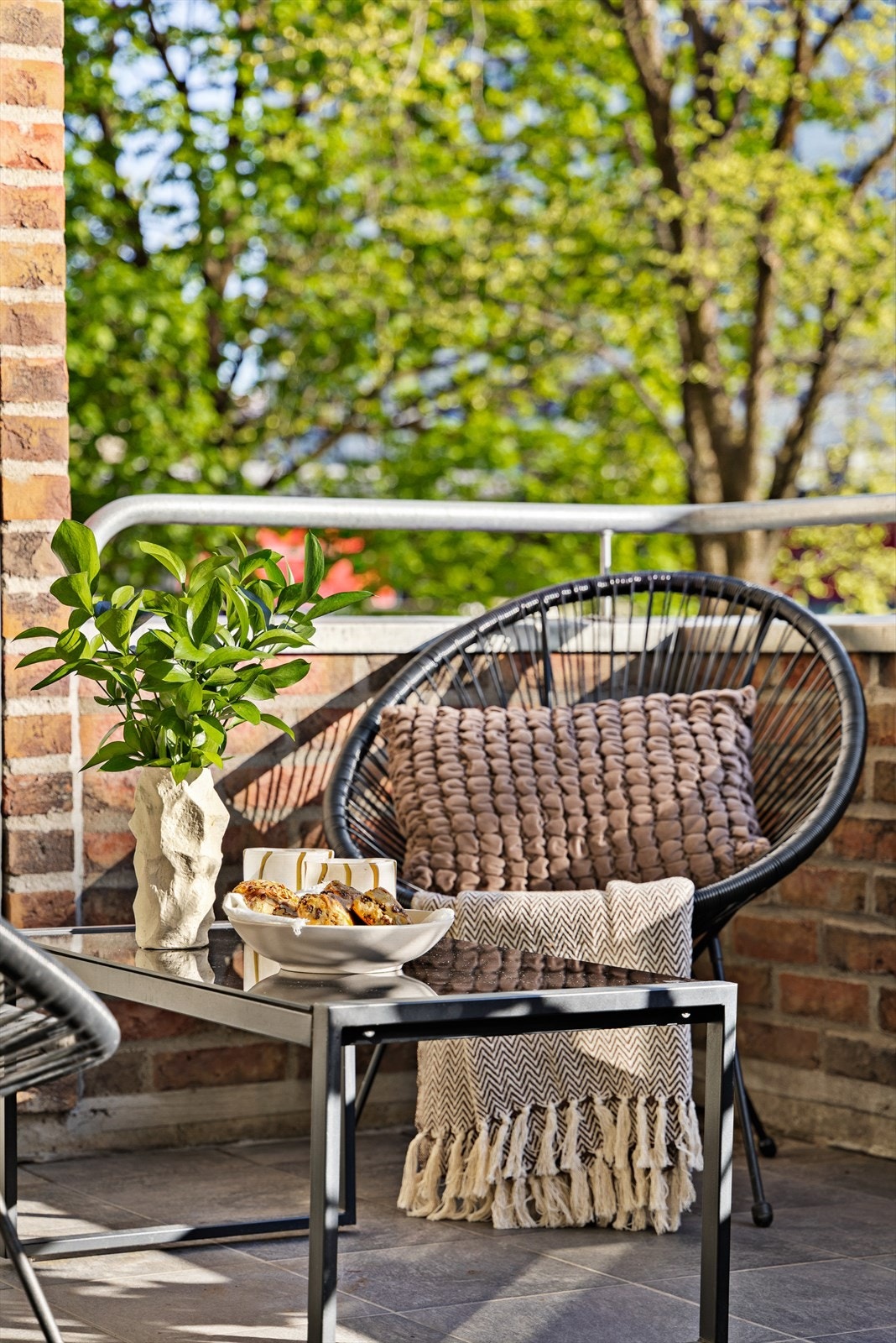 Balkongen vender mot sydvest og har fine solforhold Galleribilde