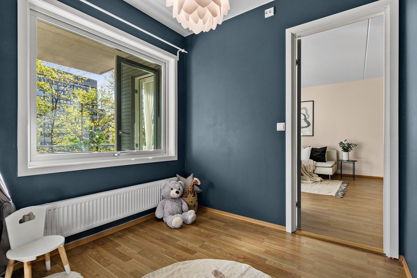 Boligen varmes opp med radiatorer tilkoblet et fjernvarmeanlegg/sentralfyringsanlegg Galleribilde