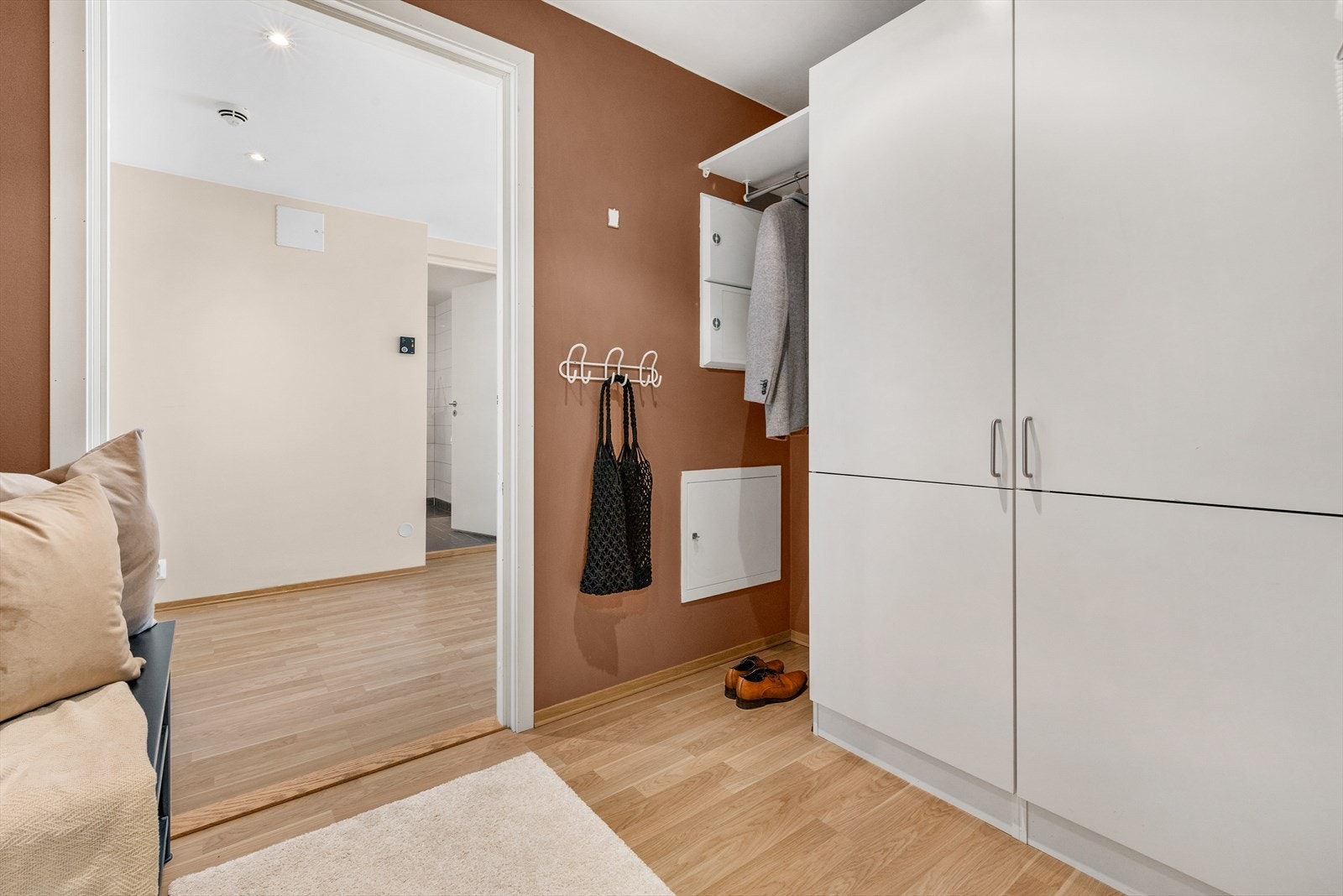 Entréen er utstyrt med garderobeskap og nisje til sko og yttertøy Galleribilde