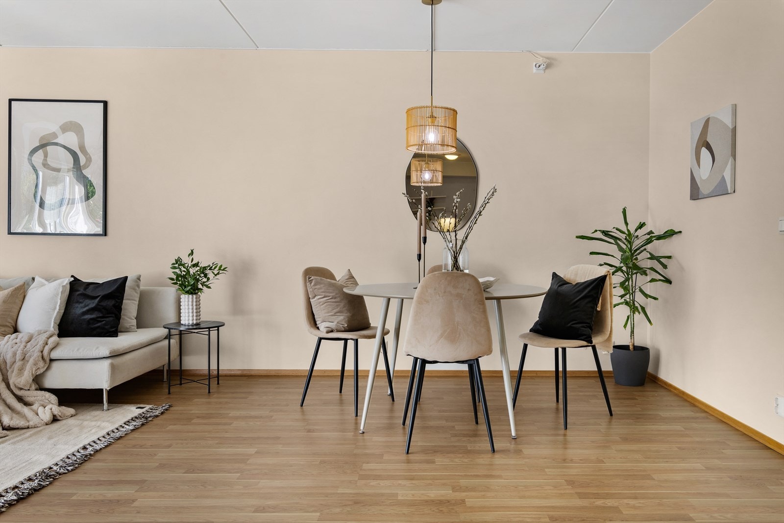 Samt en naturlig sone for spisegruppe, like ved kjøkkenet! Galleribilde