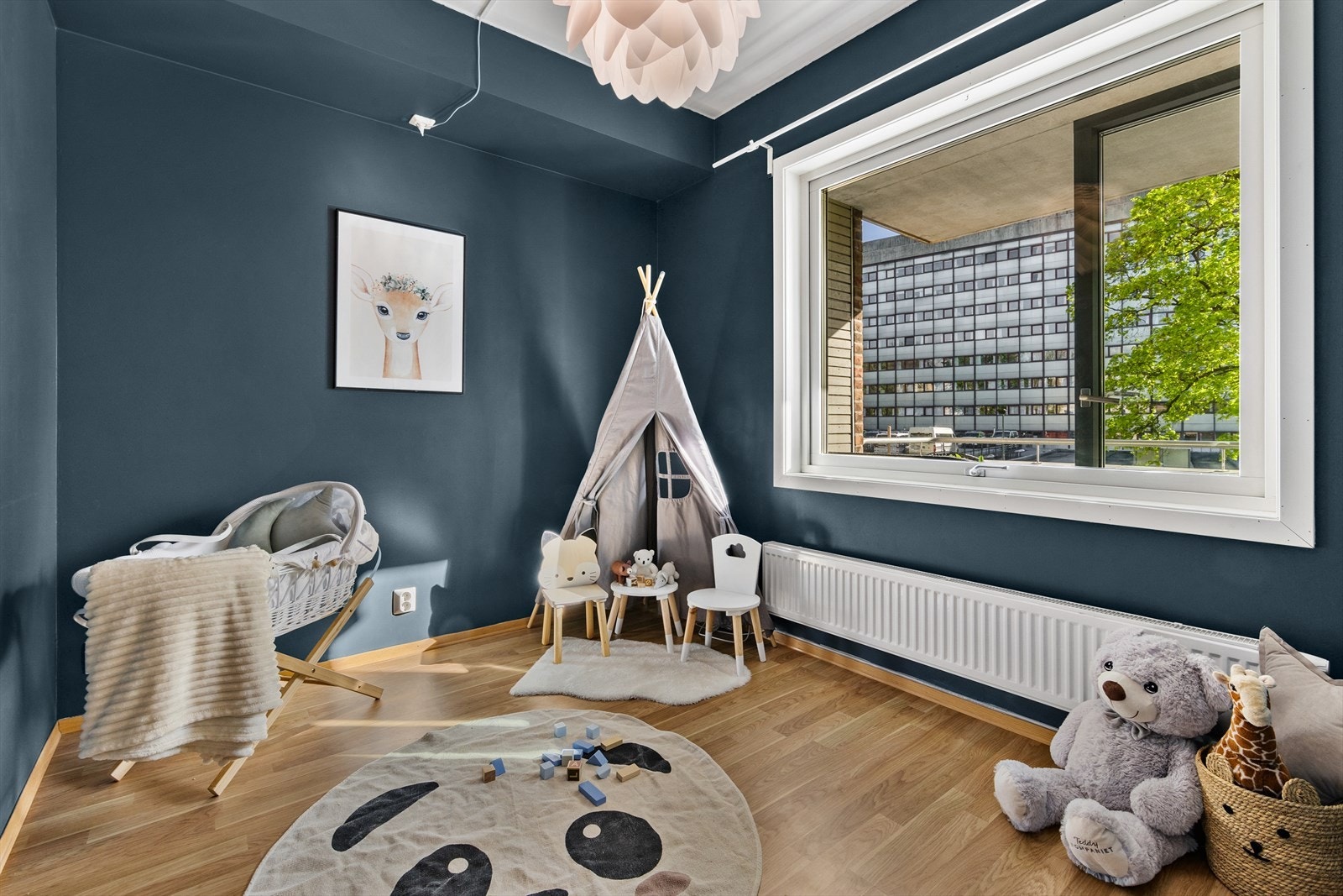 I dag tilbyr det tredje soverommet mulighet til et ekstra barnerom eller kontor Galleribilde