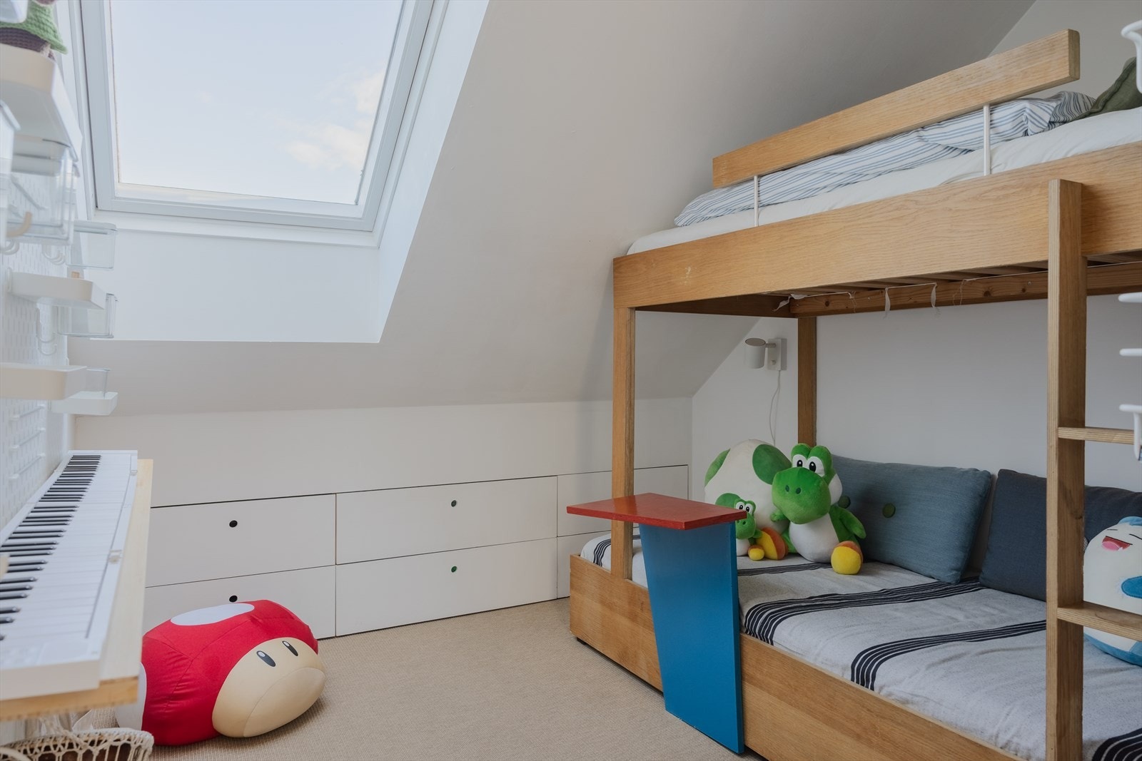 Soverom 2 - Med adkomst fra soverom 1 er det innredet et smart soverom med plass til køyeseng. Galleribilde