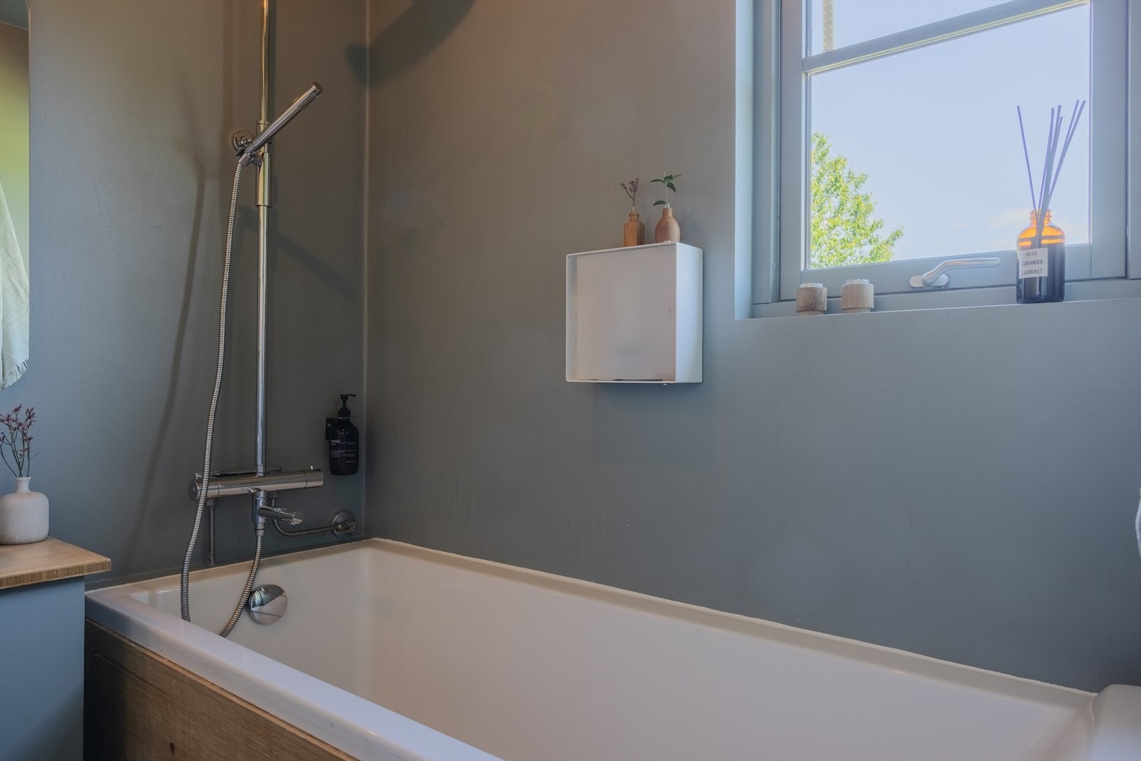 Badet fikk ny våtromstapet og våtromsmaling i 2021, og fremstår som både moderne og smakfullt. Vindu på bad ble byttet i 2015. Galleribilde