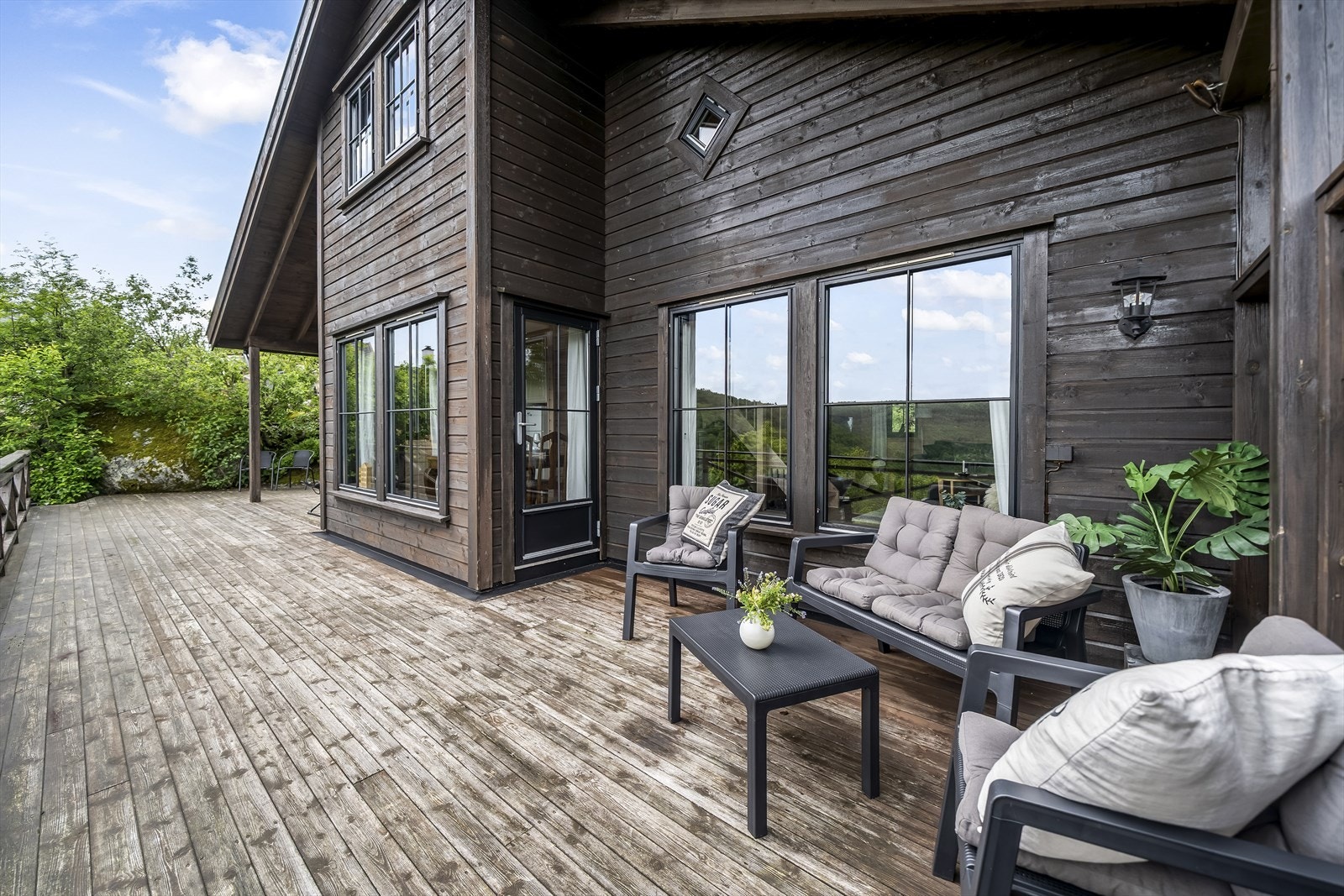 Stor terrasse med mye boltreplass og mulighet for å møblere opp. Galleribilde