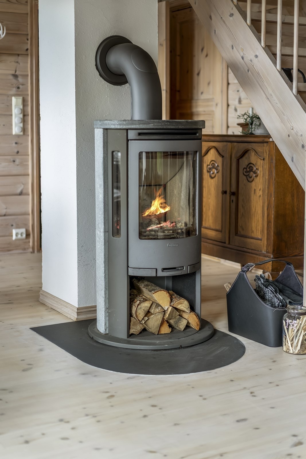 Peisen kan dreies, slik at man kan nyte flammene fra flere hold. Klebersteinsrammen holder godt på varmen. Galleribilde