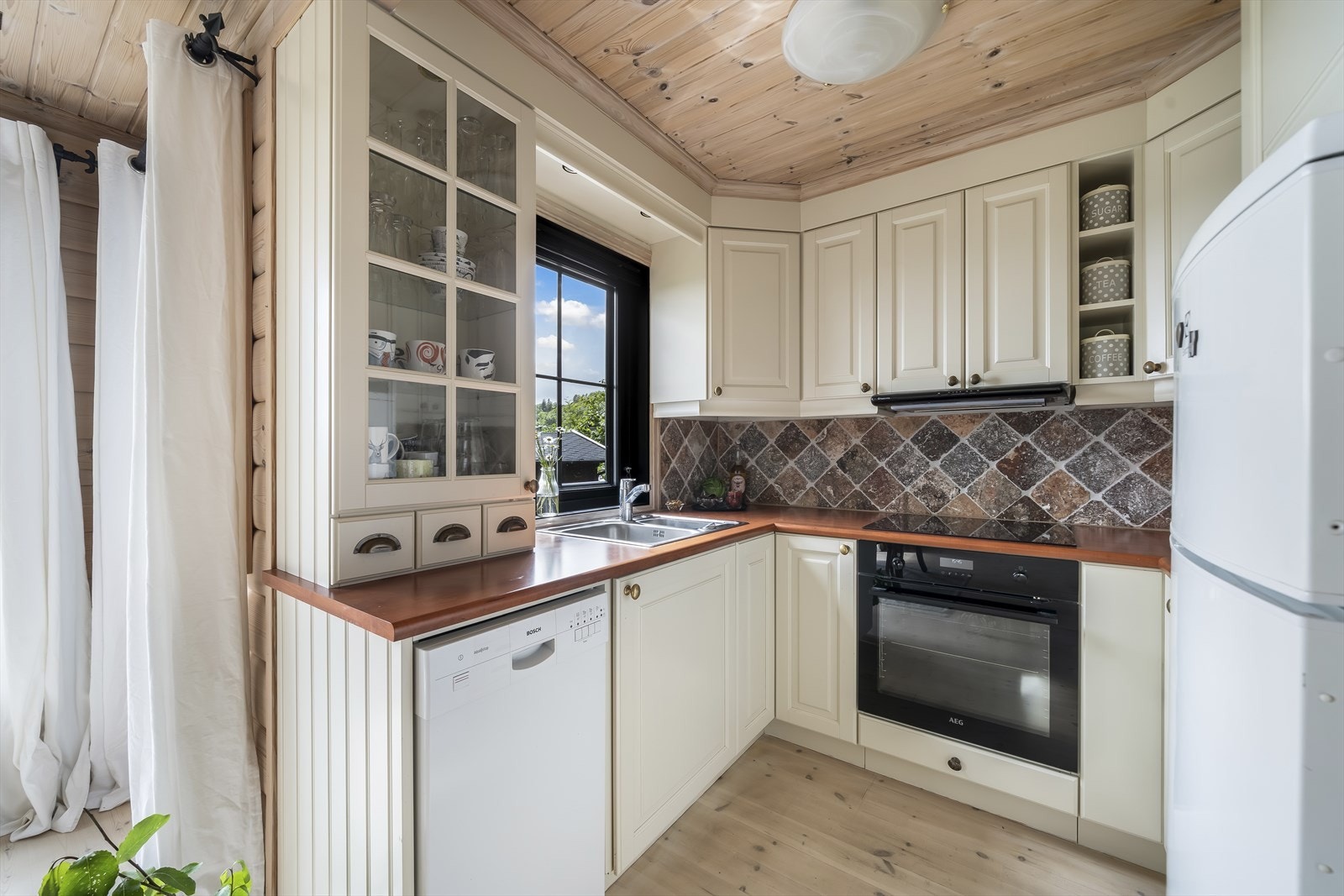 Vindu på kjøkken har flott utsikt og gir godt arbeidslys. Galleribilde