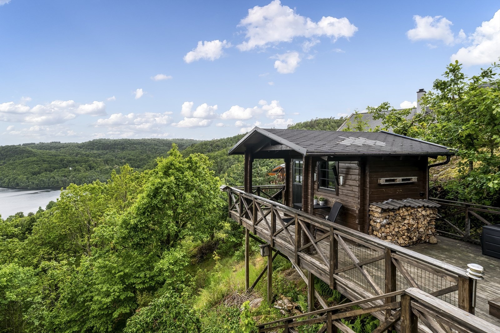 Anneks (tidligere sauna - endring ikke omsøkt) med overbygd terrasse i front. Galleribilde