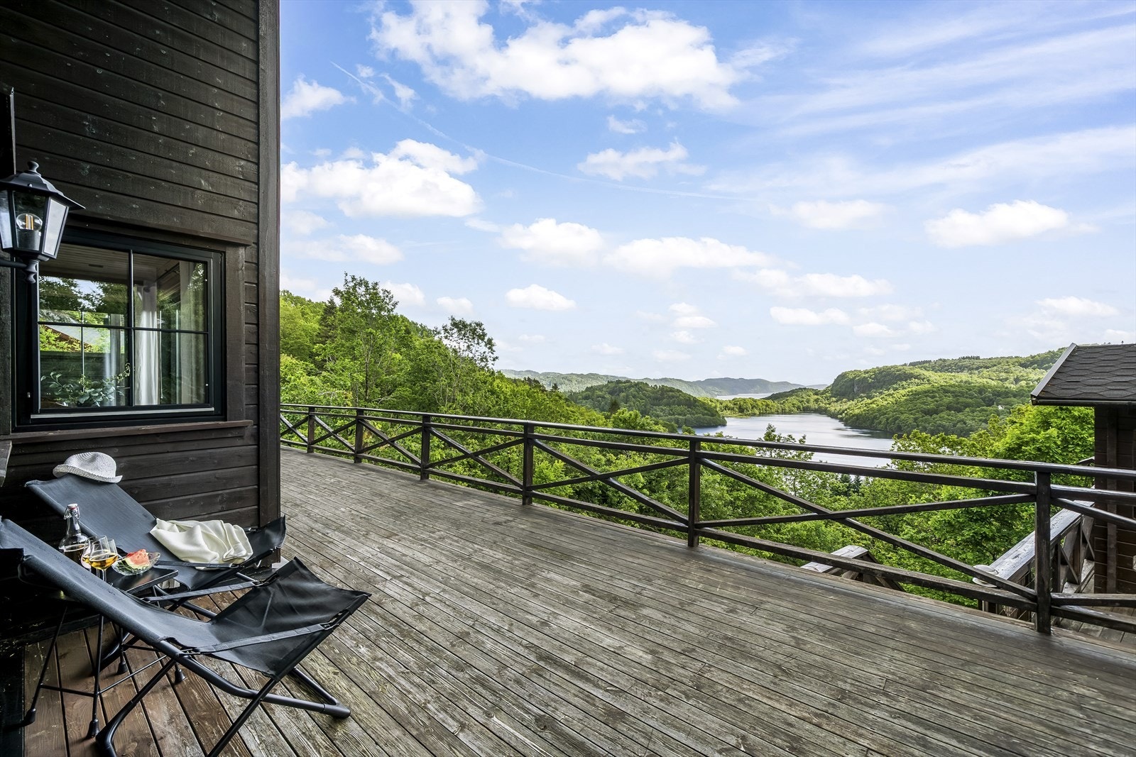 Nyt solfylte dager i fredelige og idylliske omgivelser. Galleribilde