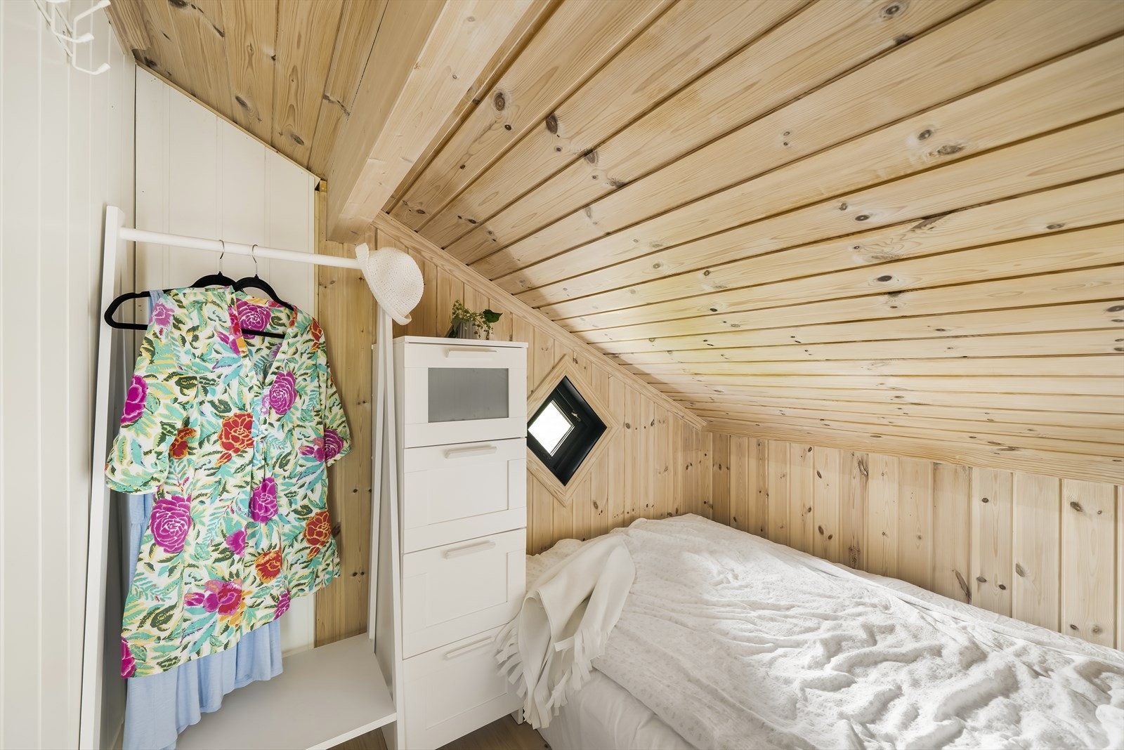 Sovealkove i 2. etasje, hvor den kan fantastiske utsikten kan skues gjennom vindu som kan åpnes. (Rommet er opprinnelig godkjent som bod - endring ikke omsøkt). Galleribilde