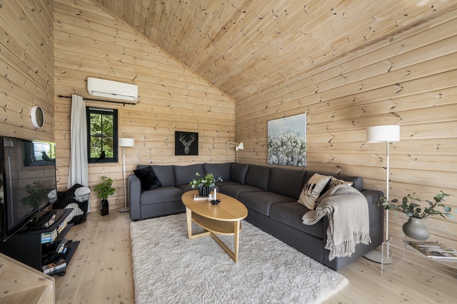 God takhøyde i stua gir rommet en god atmosfære. Varmepumpe på vegg. Galleribilde