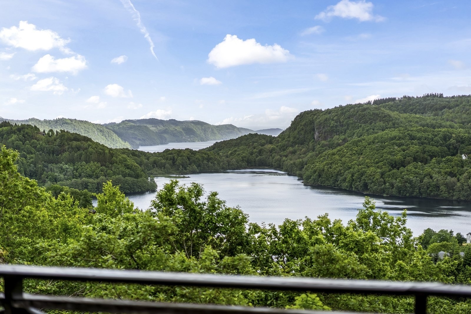 Fantastisk utsikt over grønne åser og glitrende vann. Perfekt beliggenhet for de som søker ro og naturskjønnhet. Galleribilde