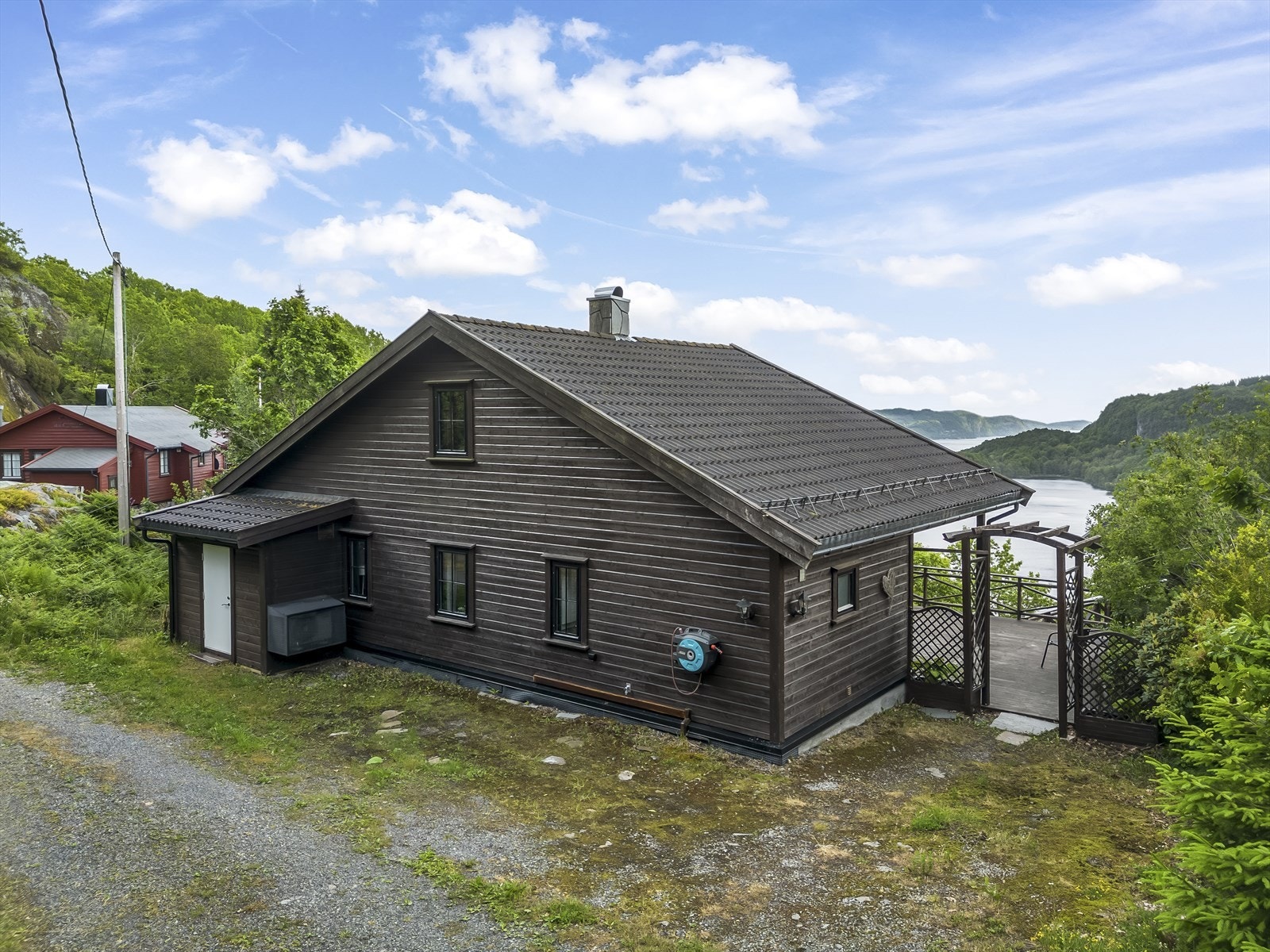 Parkeringsplass på baksiden av hytta. Utvendig bod med god lagringsplass. Galleribilde