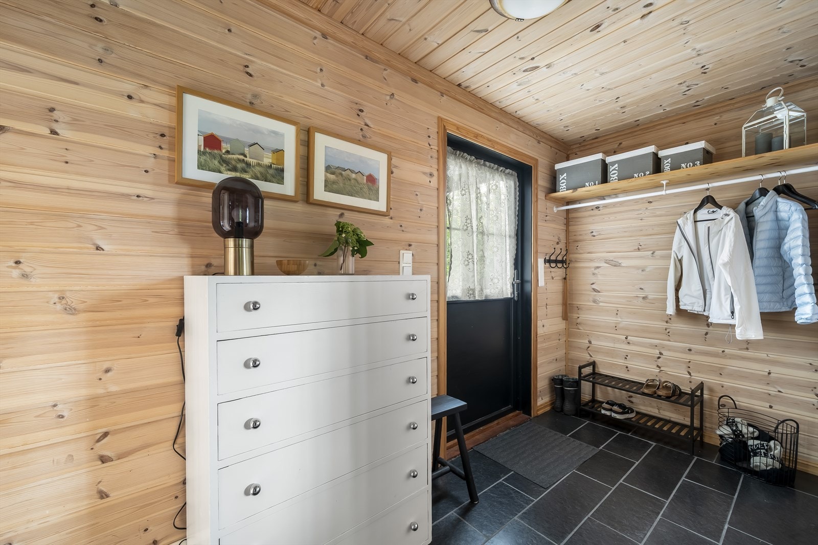 Gang med plass til sko og yttertøy. Galleribilde