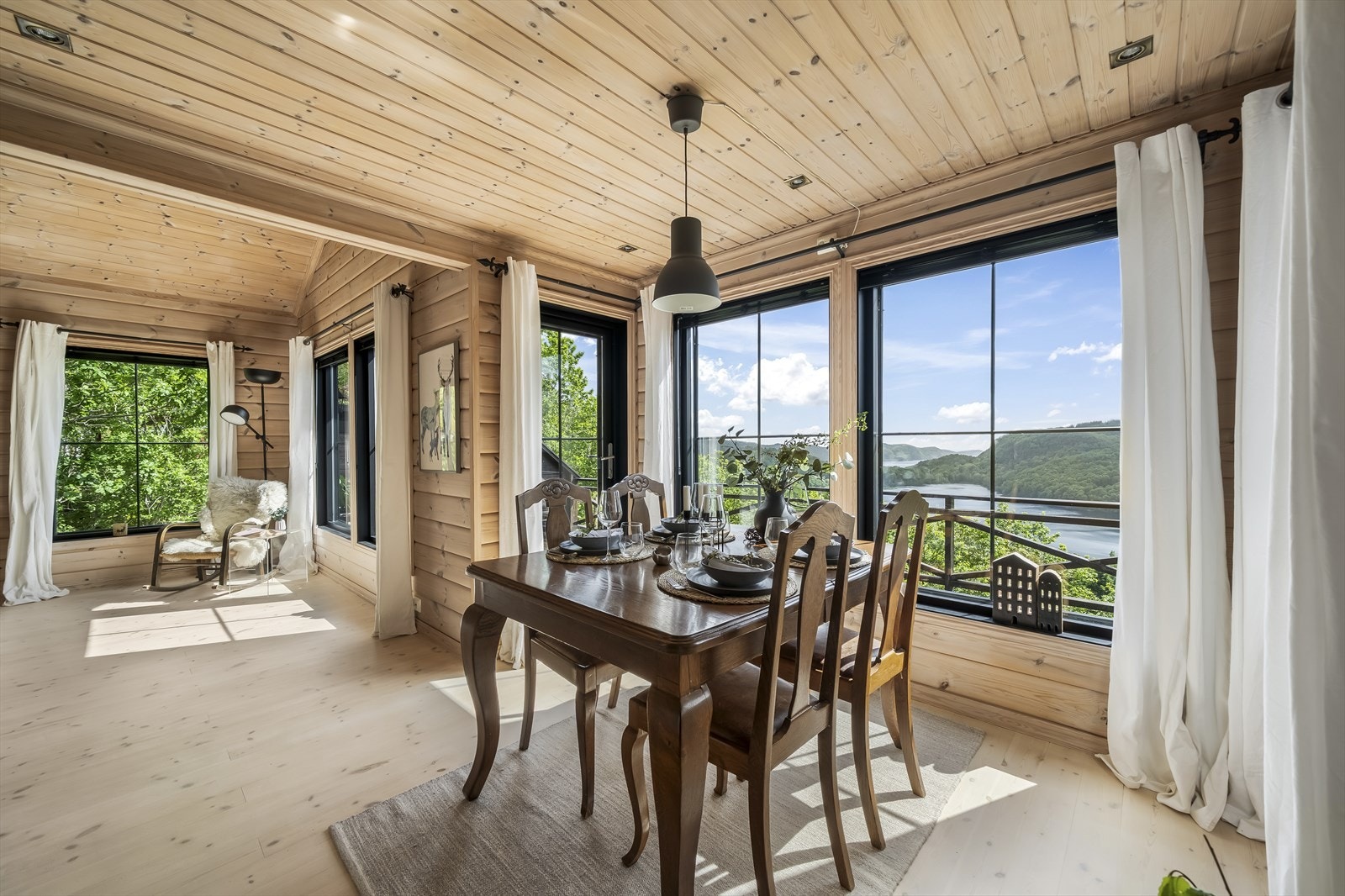 Fra spiseplassen kan man nyte et bedre måltid med fantastisk utsikt. Galleribilde