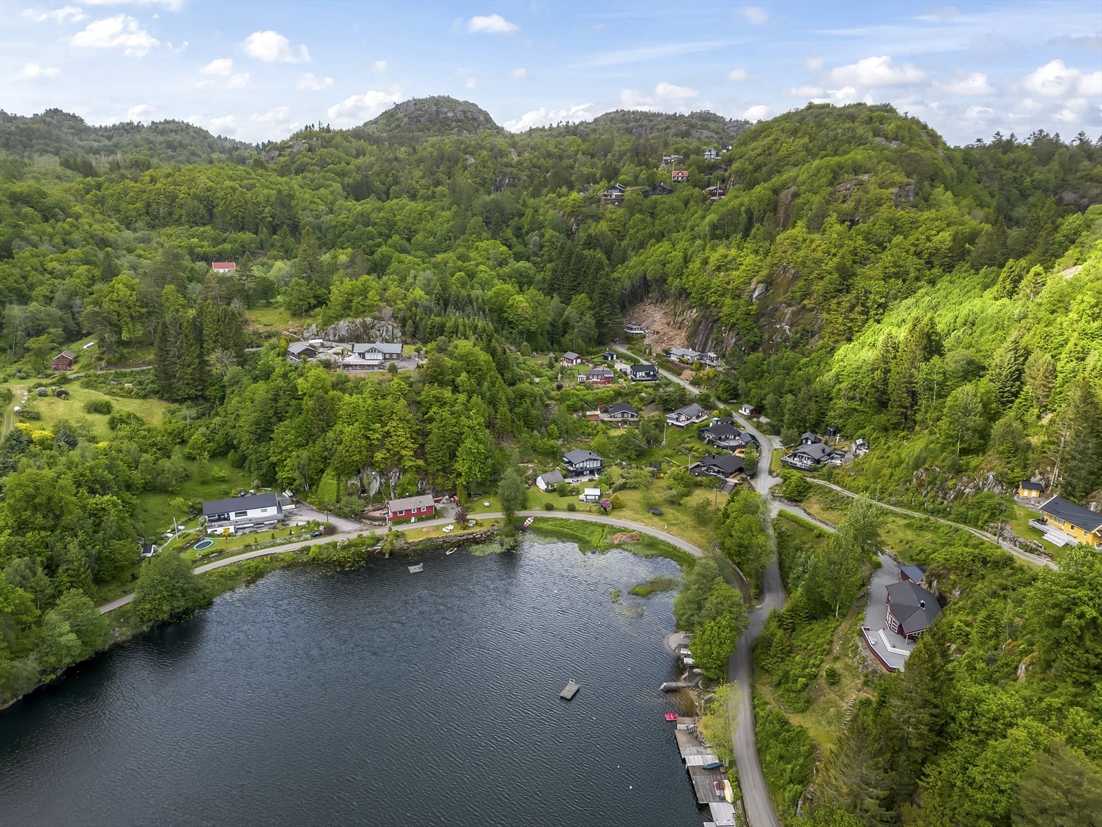 Idyllisk eiendom omgitt av frodig natur og rolige omgivelser. Perfekt plass for avslapning. Galleribilde