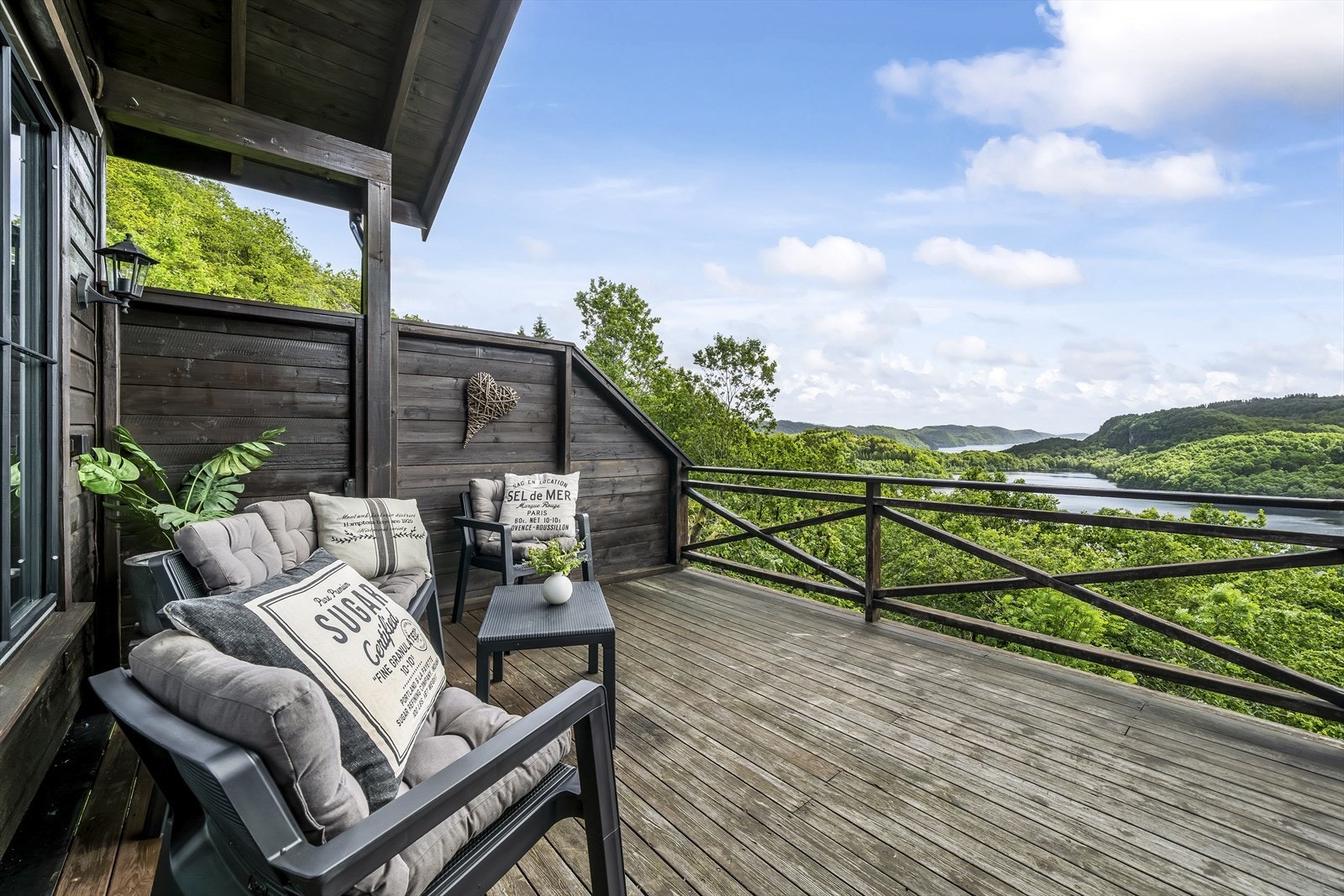 Stor terrasse med nydelig utsikt over frodig landskap og vann. Perfekt sted for avslapning. Galleribilde