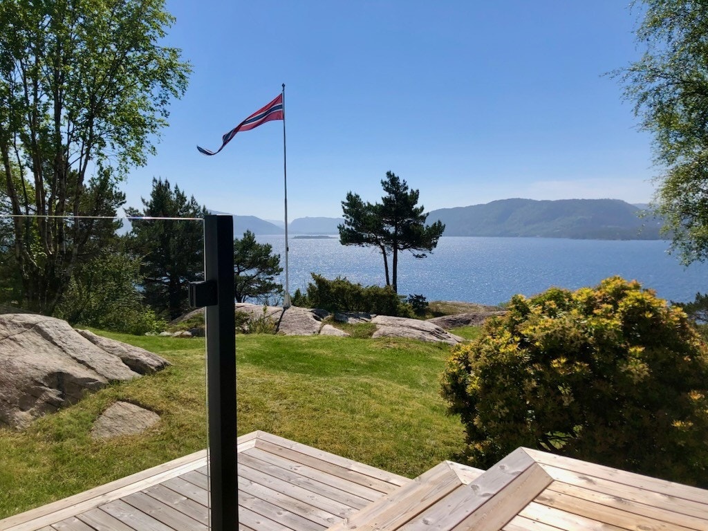 Flott utsikt fra terrassen over fjorden Galleribilde