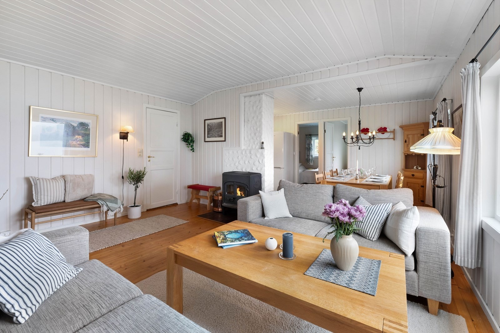 Stuen har effektiv oppvarming ved bruk av vedovn. Galleribilde