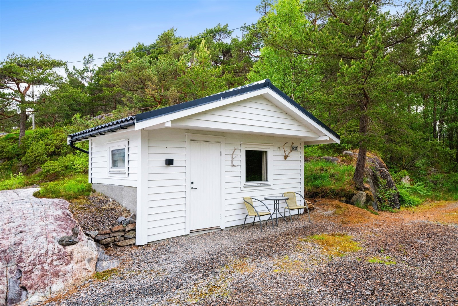 Stor utebod med god lagringsplass. Galleribilde