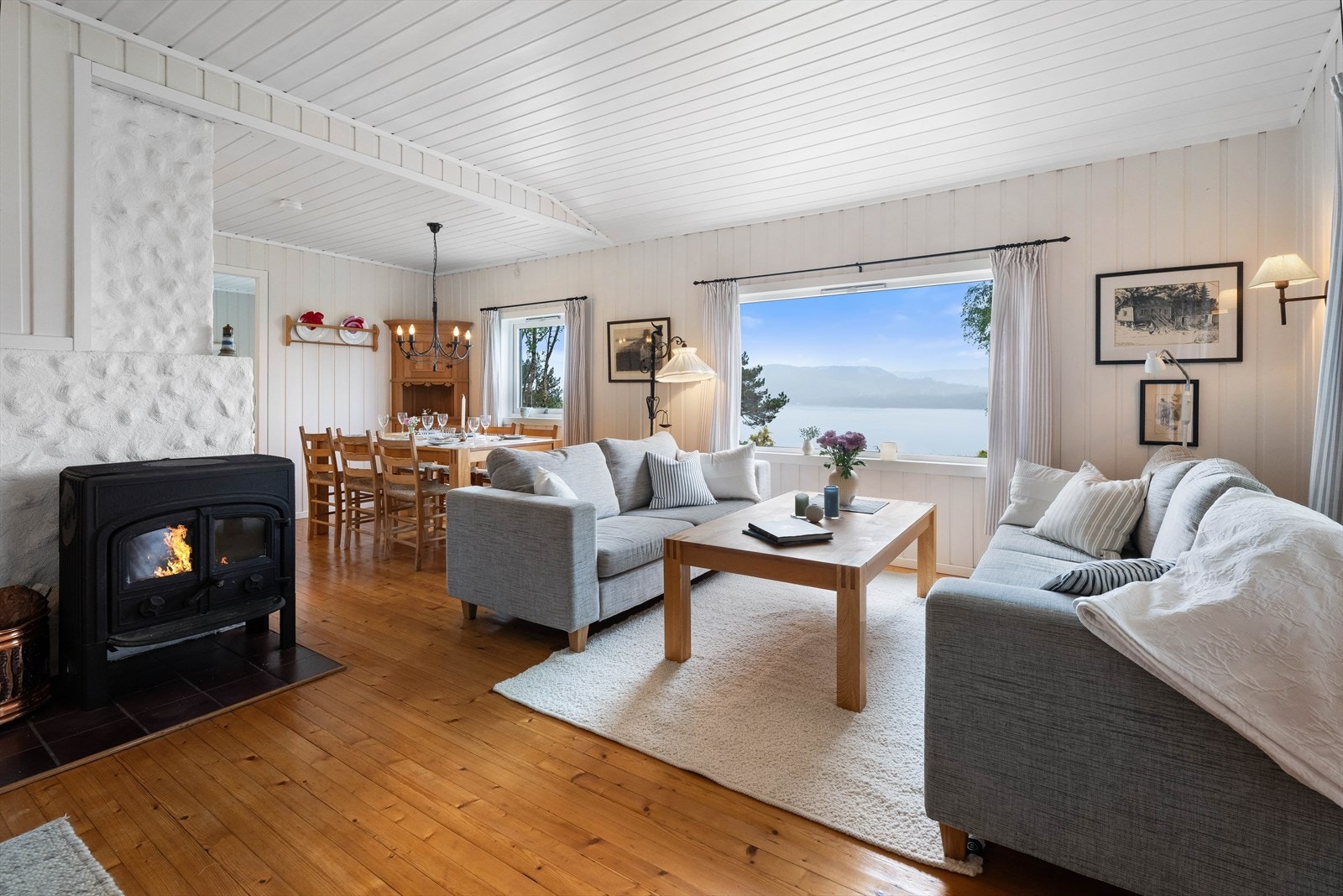 Stuen er lys og trivelig med god plass til både spise- og sittegruppe. Galleribilde