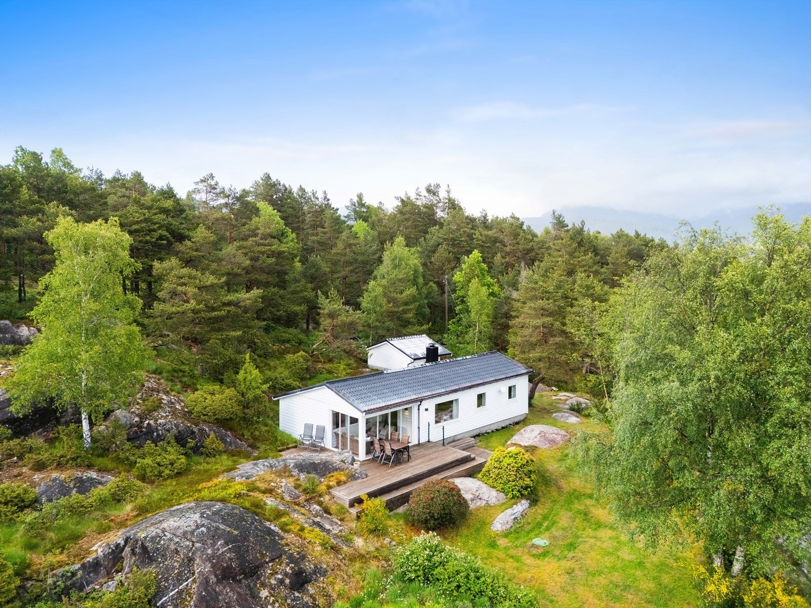Hytten har en idyllisk beliggenhet med flotte sol- og utsiktsforhold. Galleribilde