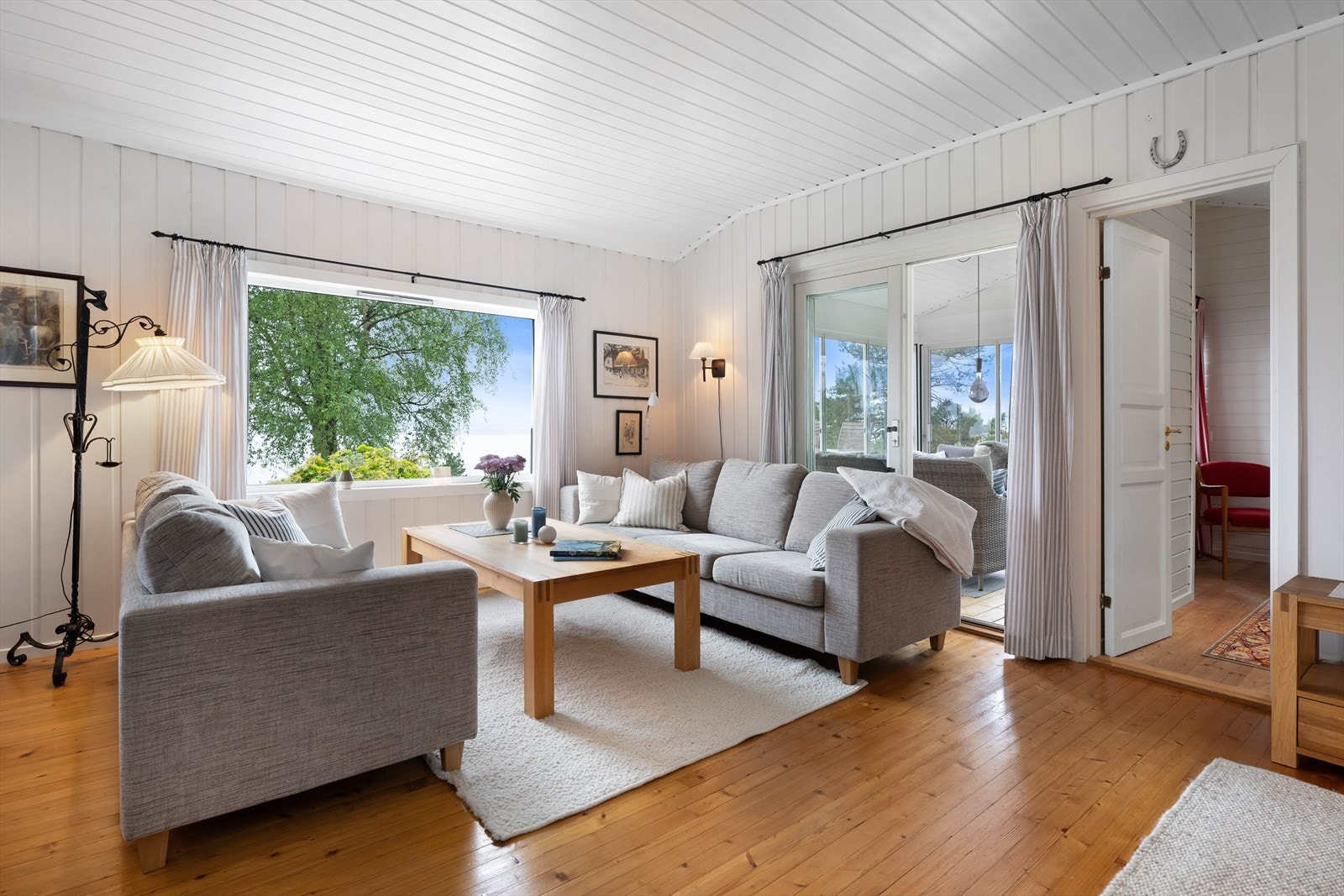 De store vindusflatene gir godt med naturlig lys inn i hytten. Galleribilde