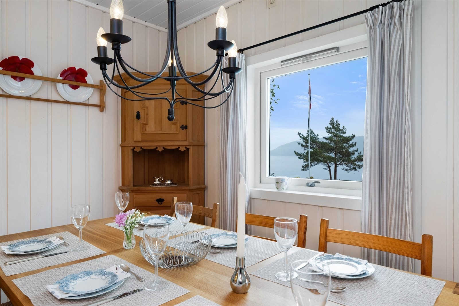 Stuen har godt med spiseplass til hele familien. Galleribilde