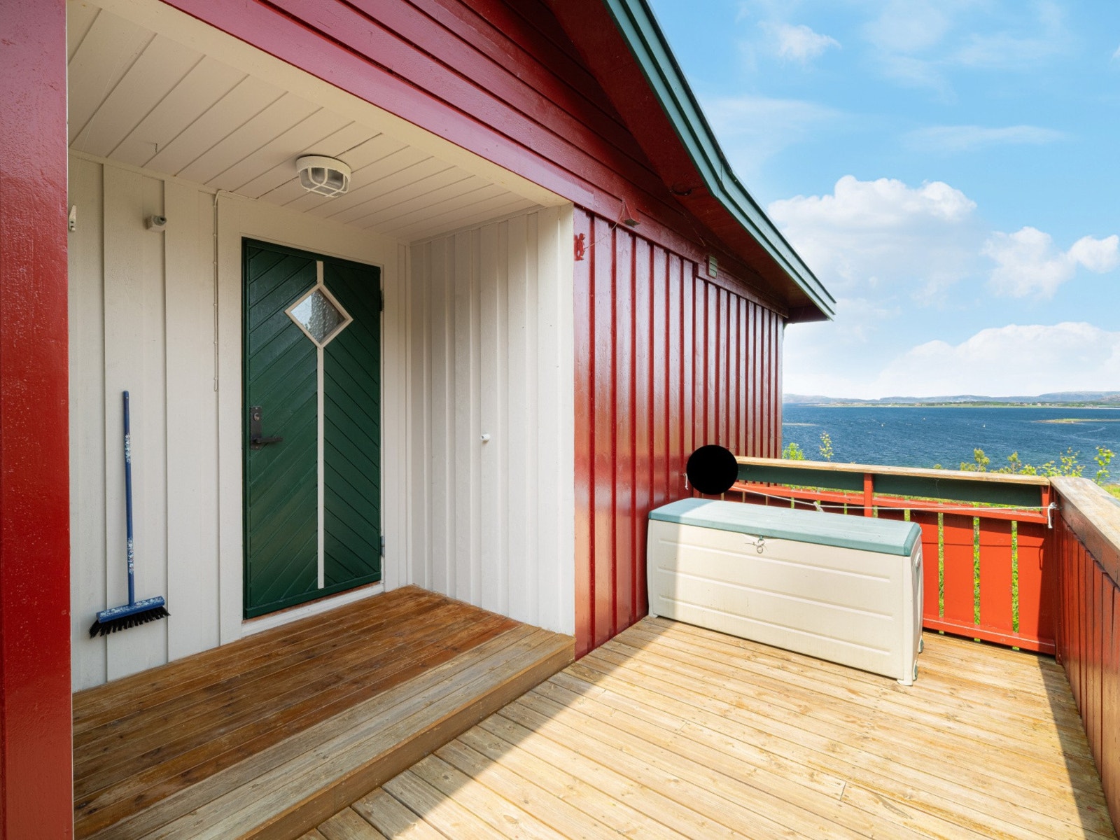 I tilknytning til inngangen har man en bod, hvor man praktisk kan lagre ting man ikke benytter hver dag men likevel trenger i nærheten. Galleribilde