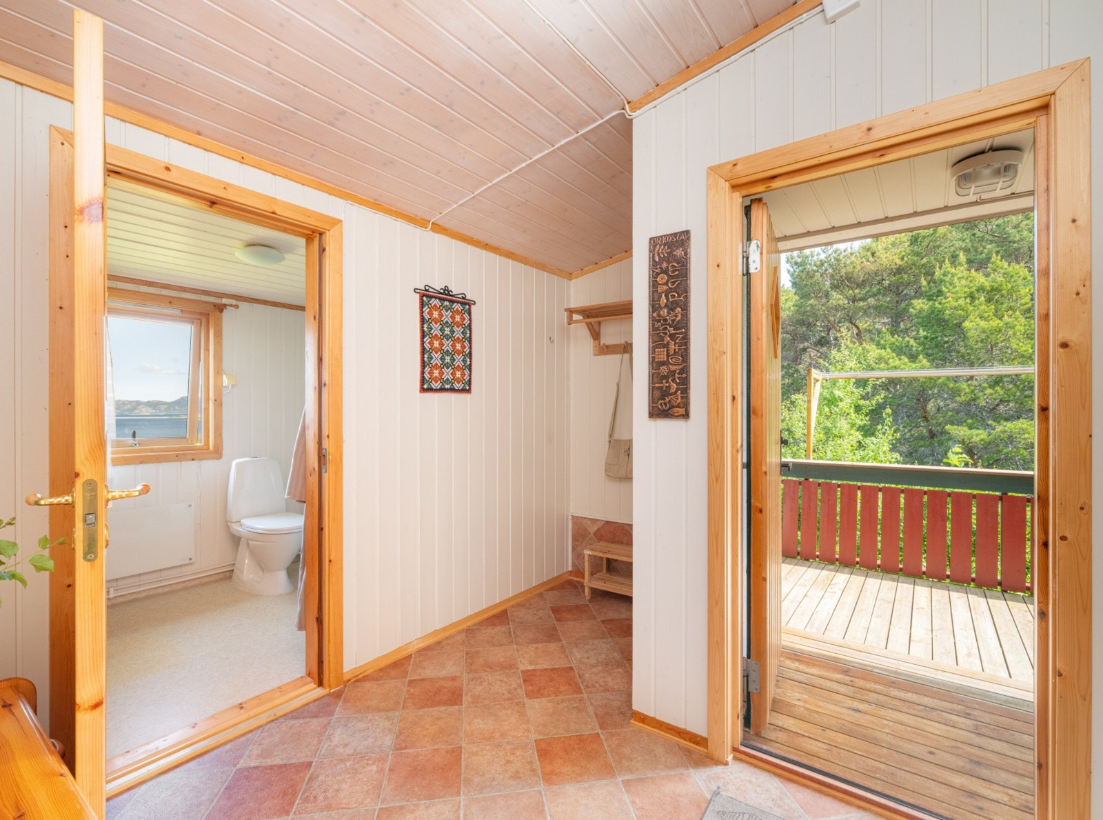 Romslig entré/gang med god plass til å henge fra seg yttertøy og sko etter tur i skog og mark. Galleribilde