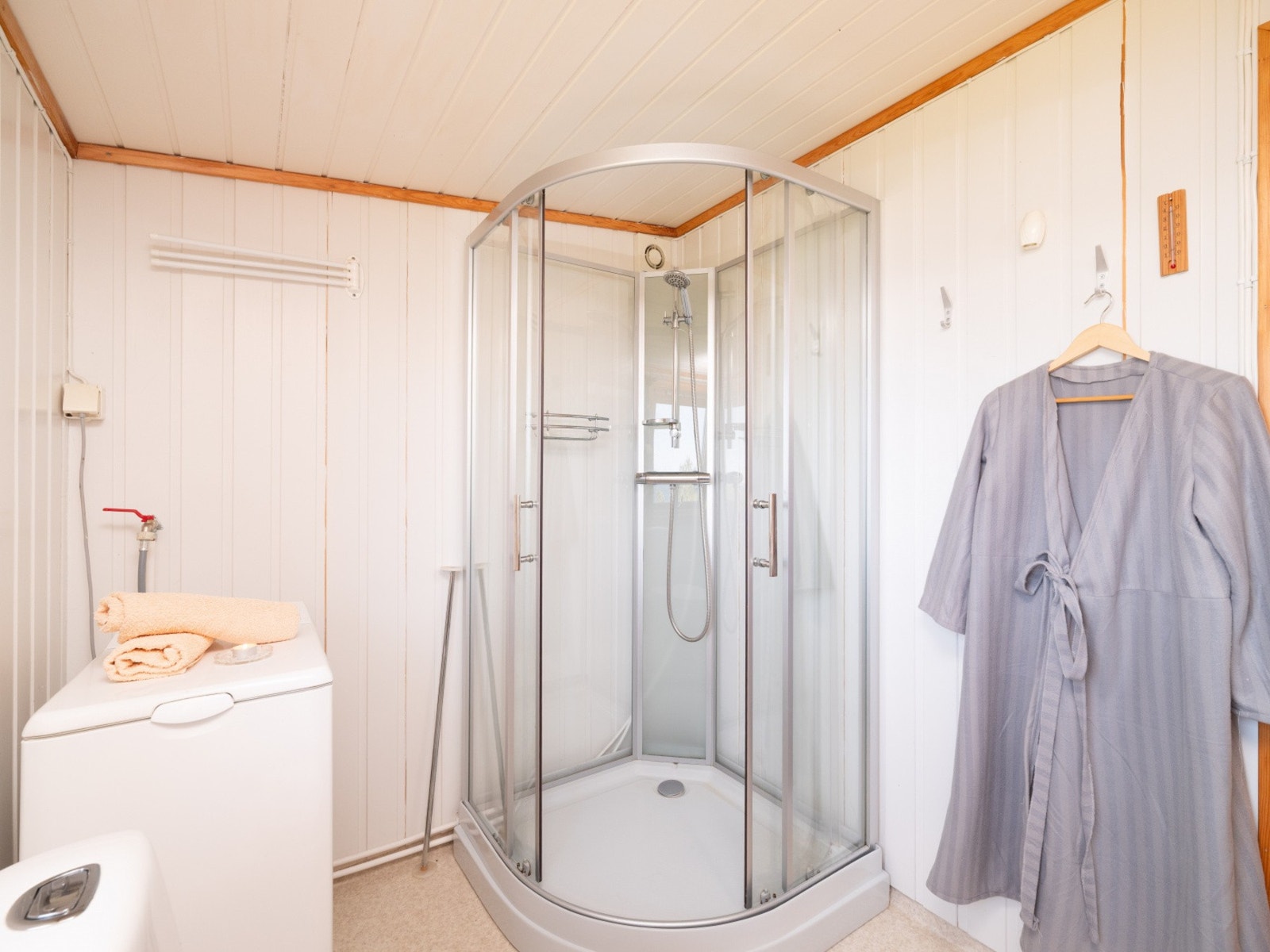 Det gjorde at hytta fikk flere kvaliteter som dusj, toalett, opplegg for vaskemaskin og innredning med servant. Galleribilde