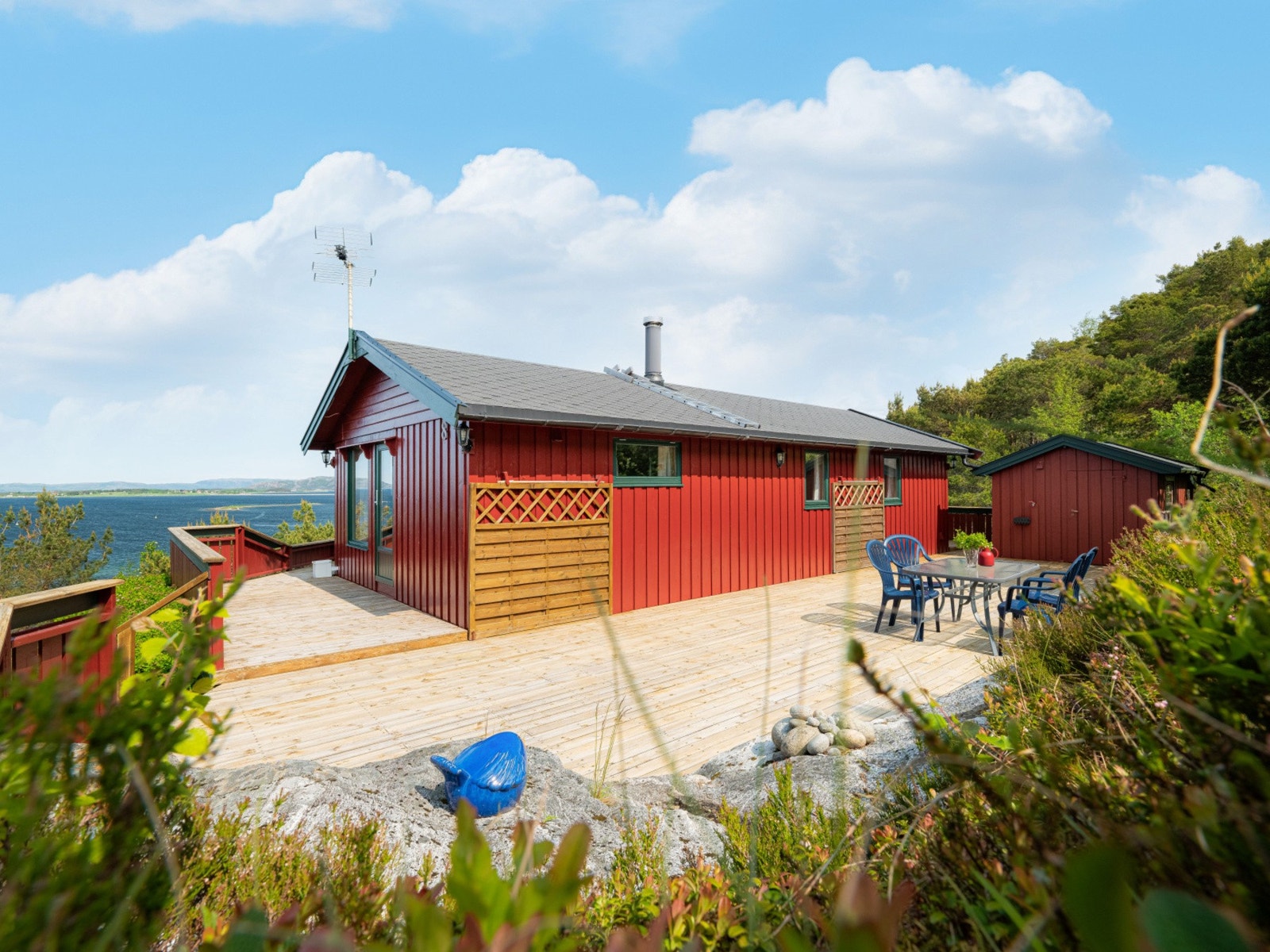 Terrassen måler hele 87 m² og går rundt store deler av hytta - her kan man flytte seg etter sola. Galleribilde