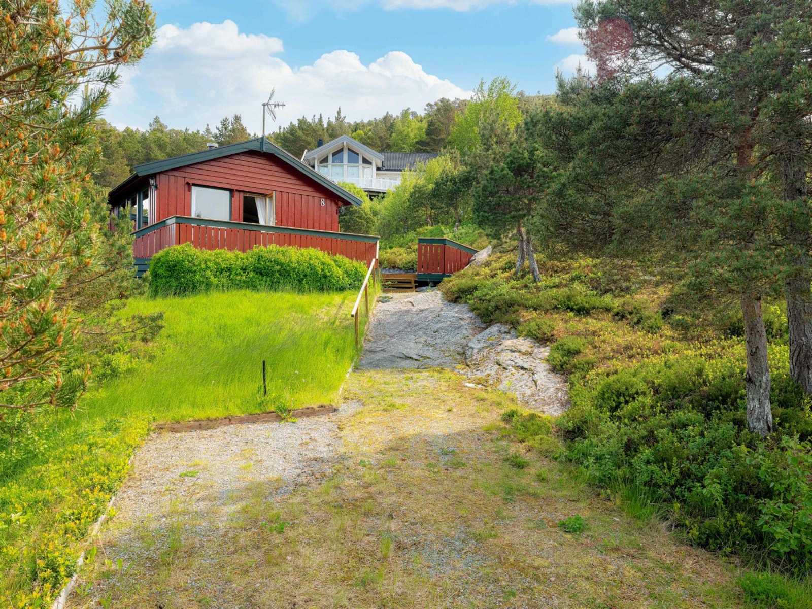 Parkering rett utenfor hytta, med plass til flere biler. Galleribilde