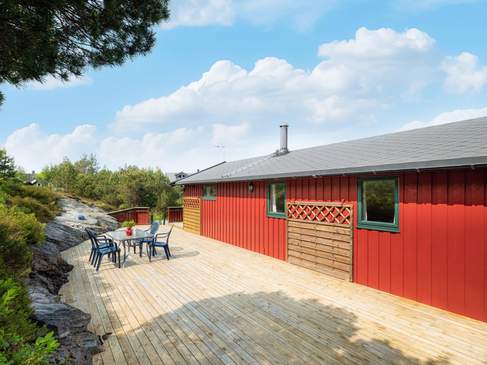 Hytten er utstyrt med to levegger i tre som følger med. Disse har fått en smart lagringsmåte hvor man kan feste de til veggen når de ikke er i bruk. Galleribilde