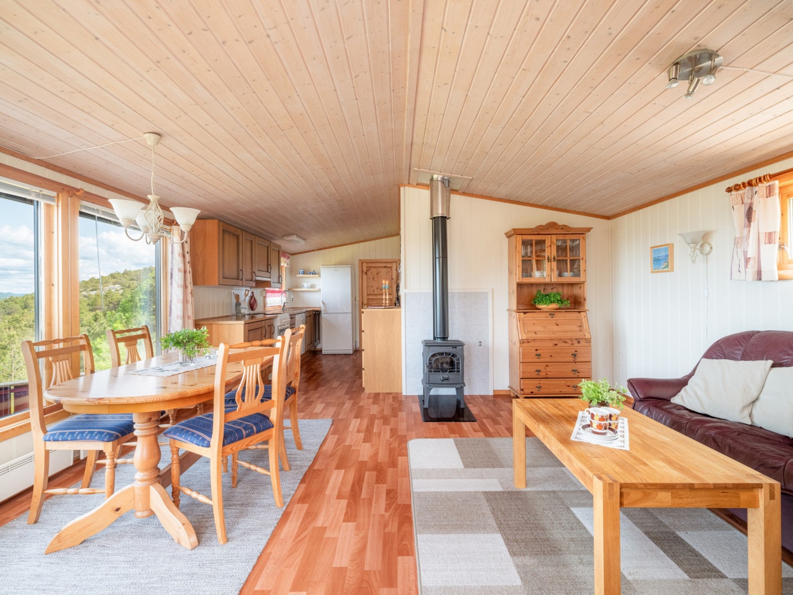 Velkommen inn - romslig og lyst oppholdsrom delt inn i flere soner med stue, kjøkken og spisestue. Galleribilde