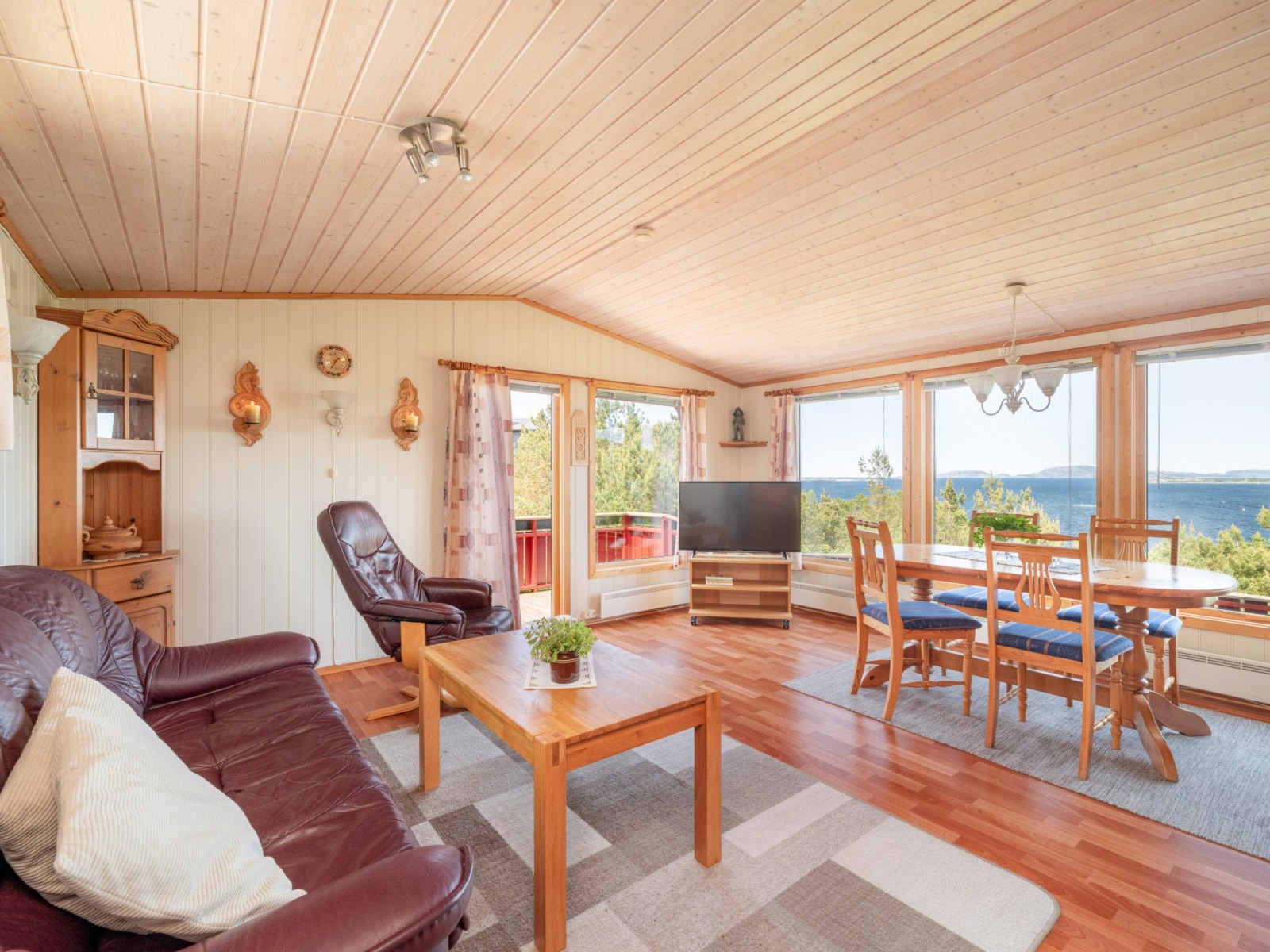 Fra stuen har man utgang til en herlig veranda med den samme fabelaktige utsikten. Galleribilde