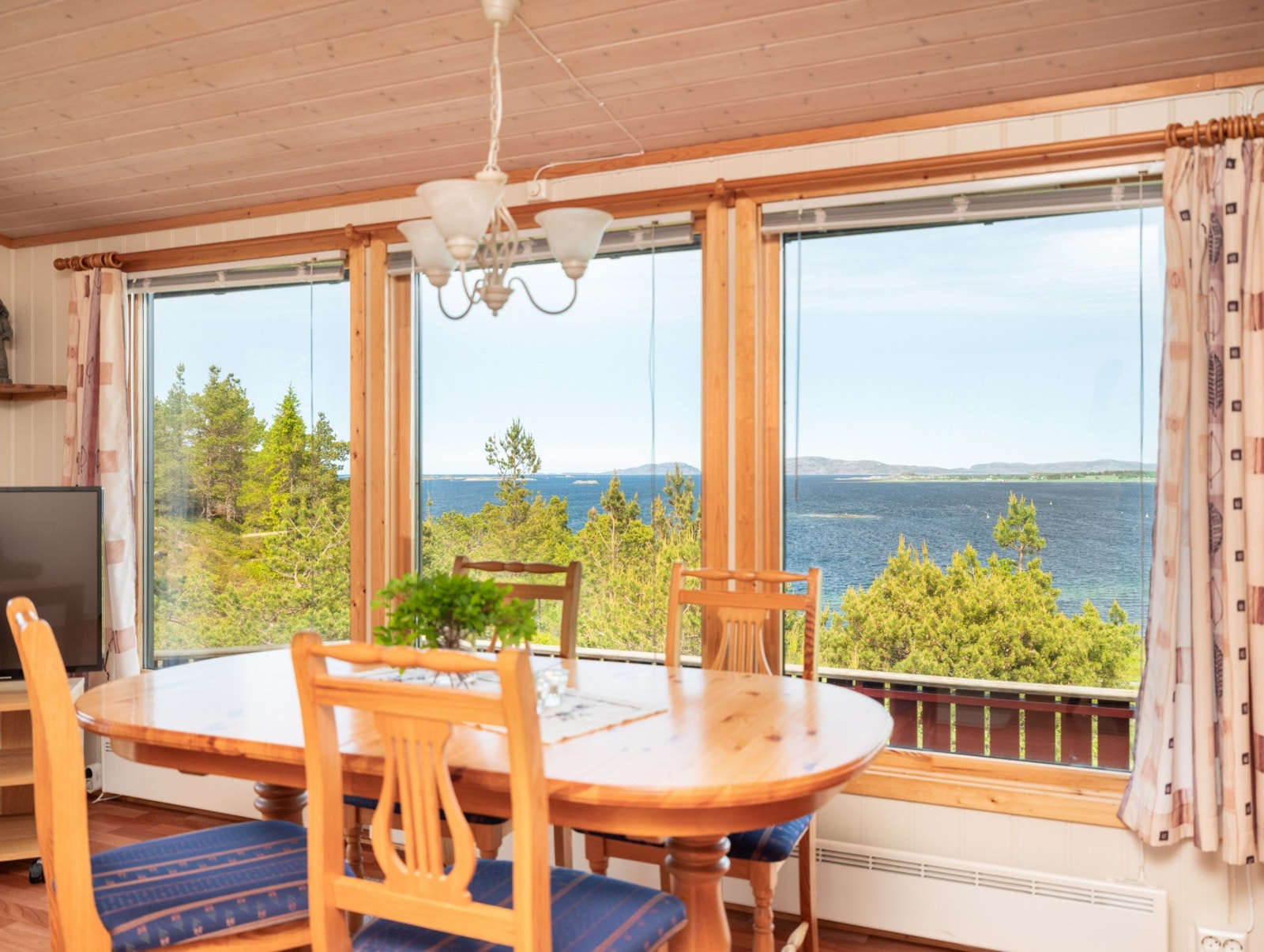 Spisestuen har en ypperlig plassering i forhold til kjøkkenet og selvfølgelig den nydelige utsikten. Galleribilde
