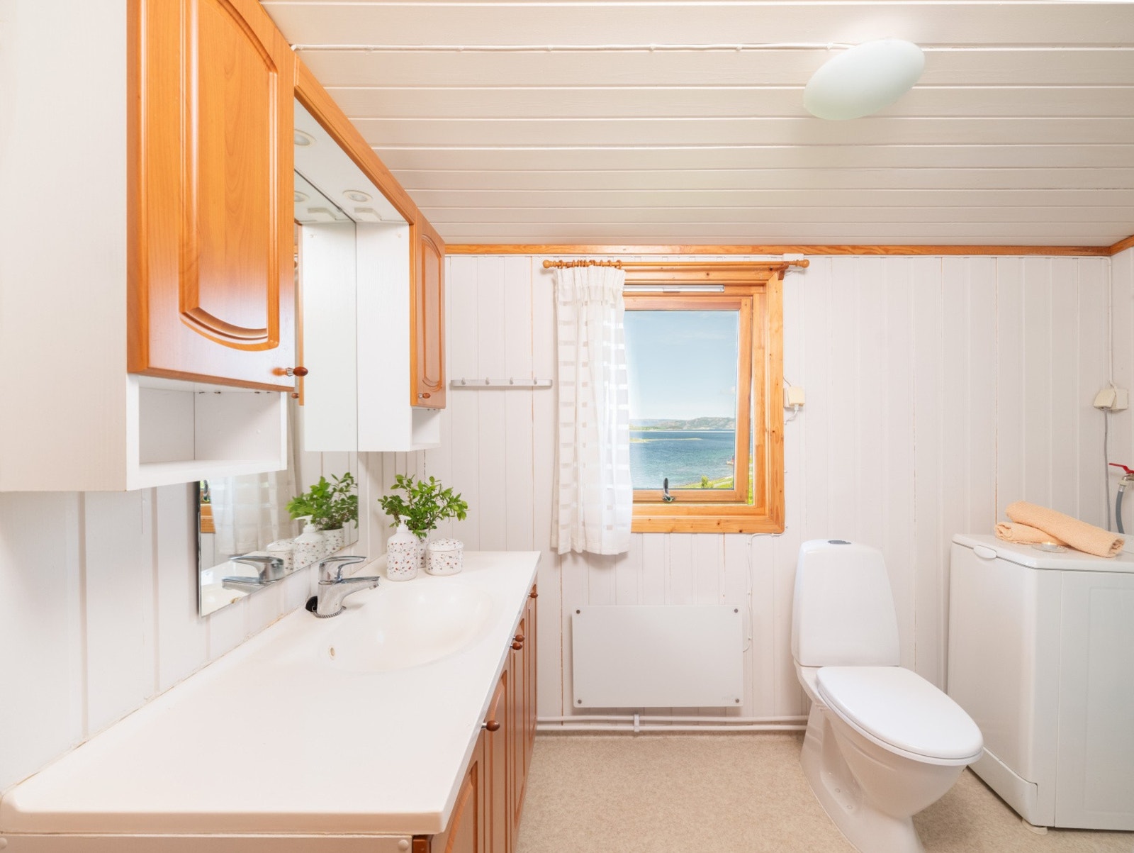 Hytta har i ettertid blitt oppgradert med et påbygg med et flott bad. Galleribilde