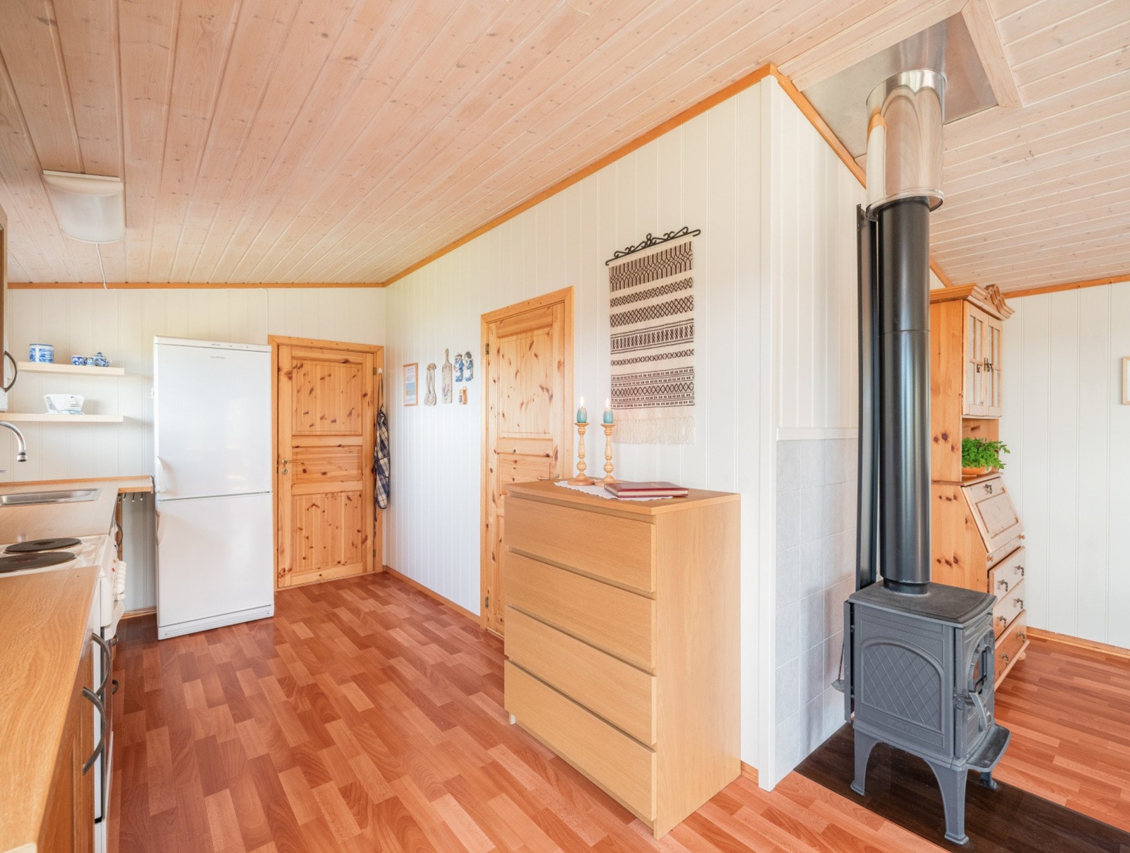 Hytta oppvarmes av en sentralt plassert vedovn som sørger for god varme på de kaldeste vinterdagene. Inn første dør til høyre er det ene soverommet. Galleribilde