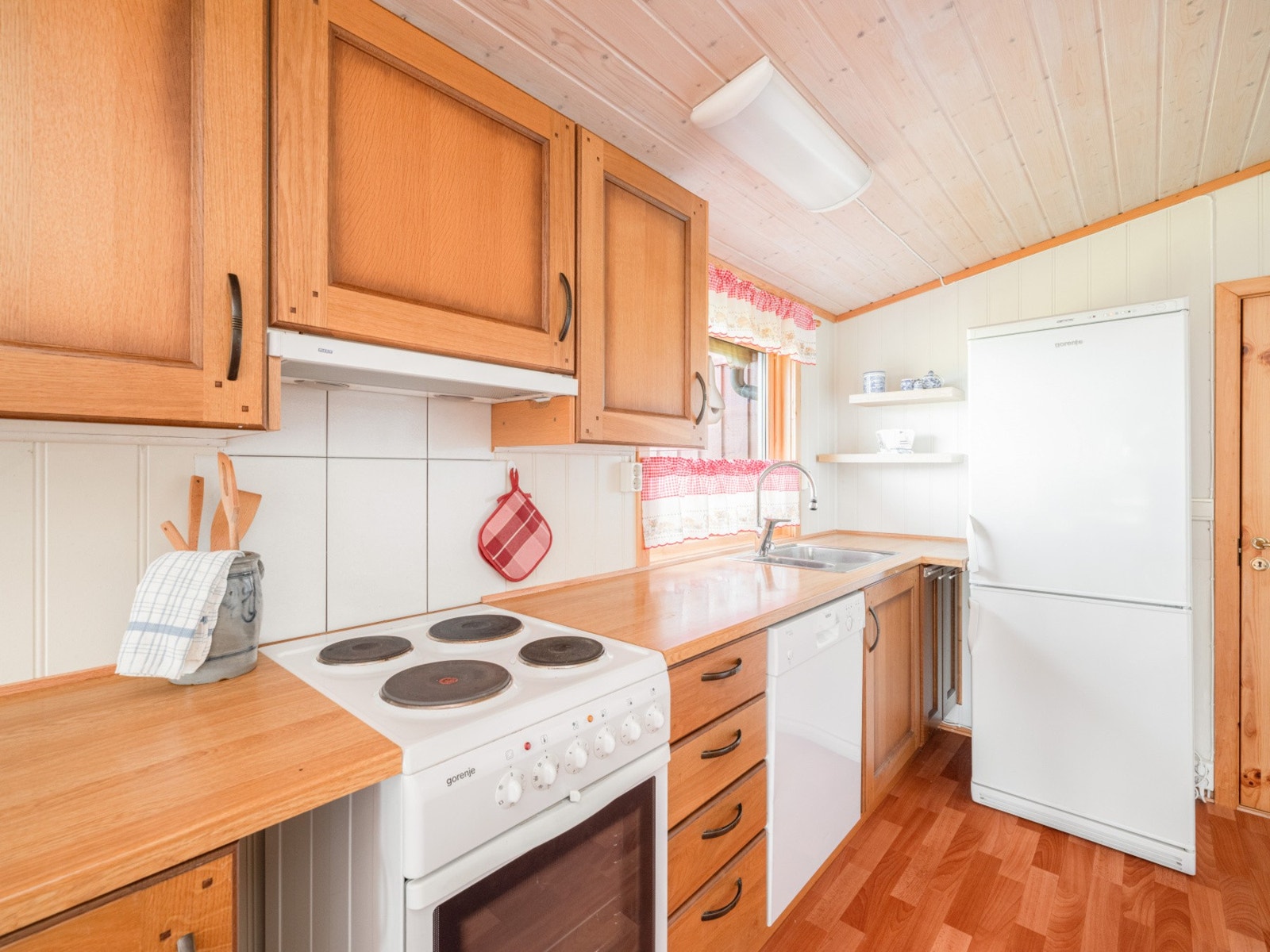 Kjøkkenet har integrerte og frittstående hvitevarer, alle medfølger handelen. Av byggsakkyndig har kjøkkenet fått TG1. Galleribilde