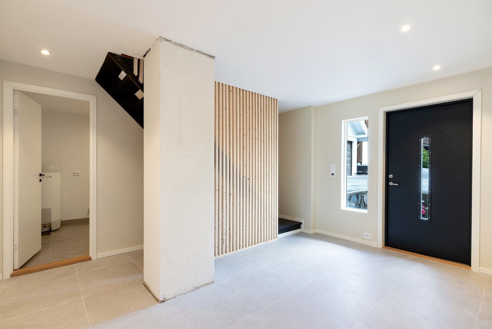 Innbydende flislagt gang med varmekabler i gulv Galleribilde