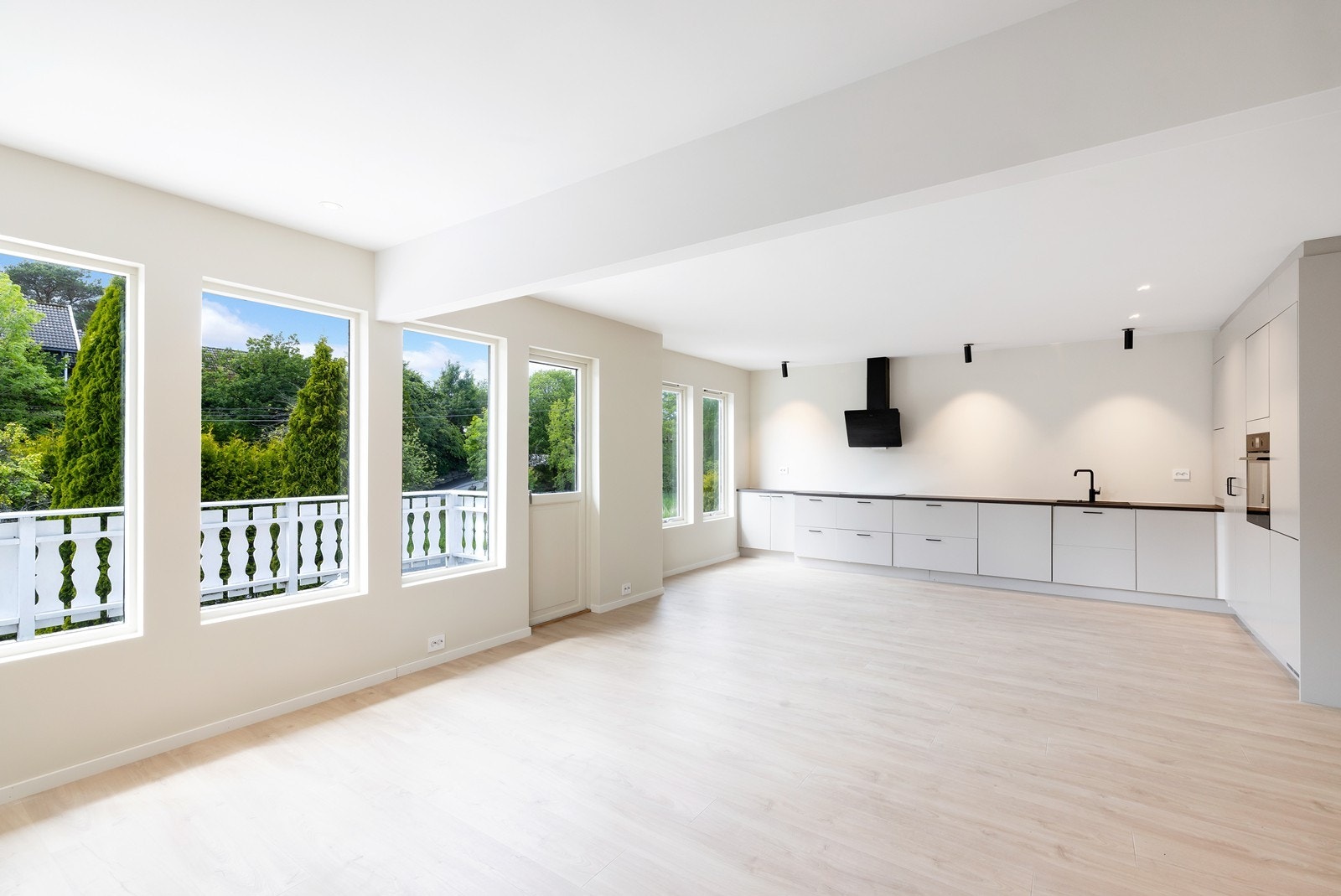 Fra stue er det utgang til solrik terrasse Galleribilde